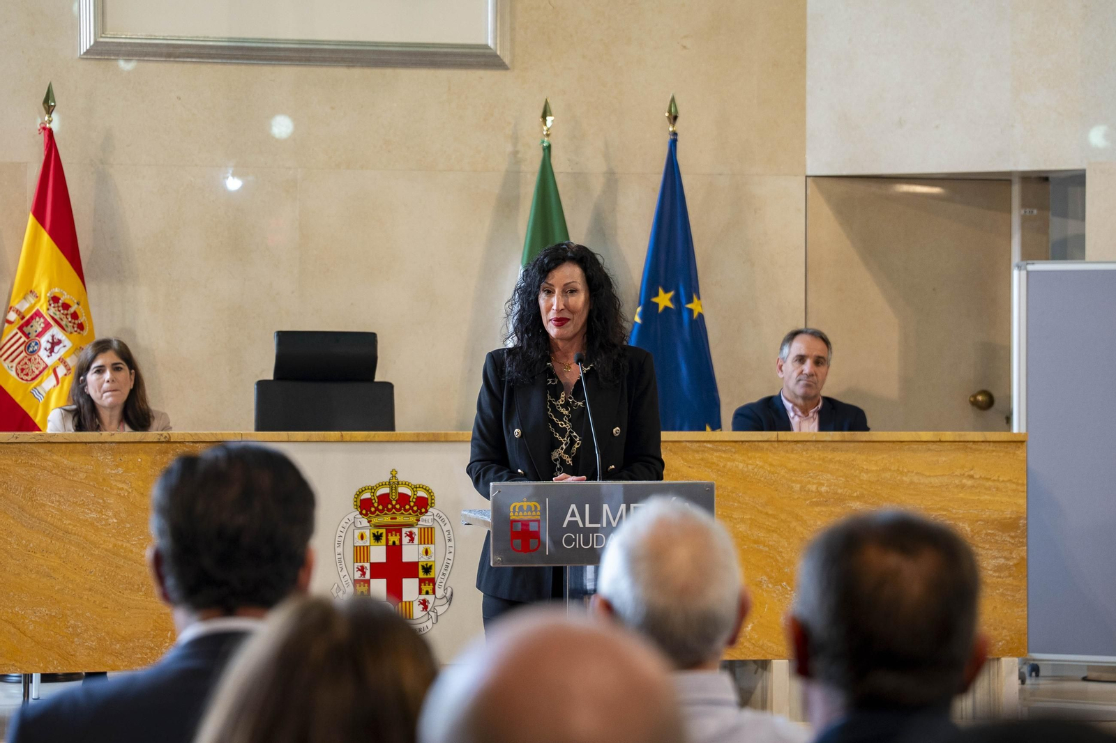 Almería rinde homenaje a su personal municipal con la imposición de los Escudos de Oro