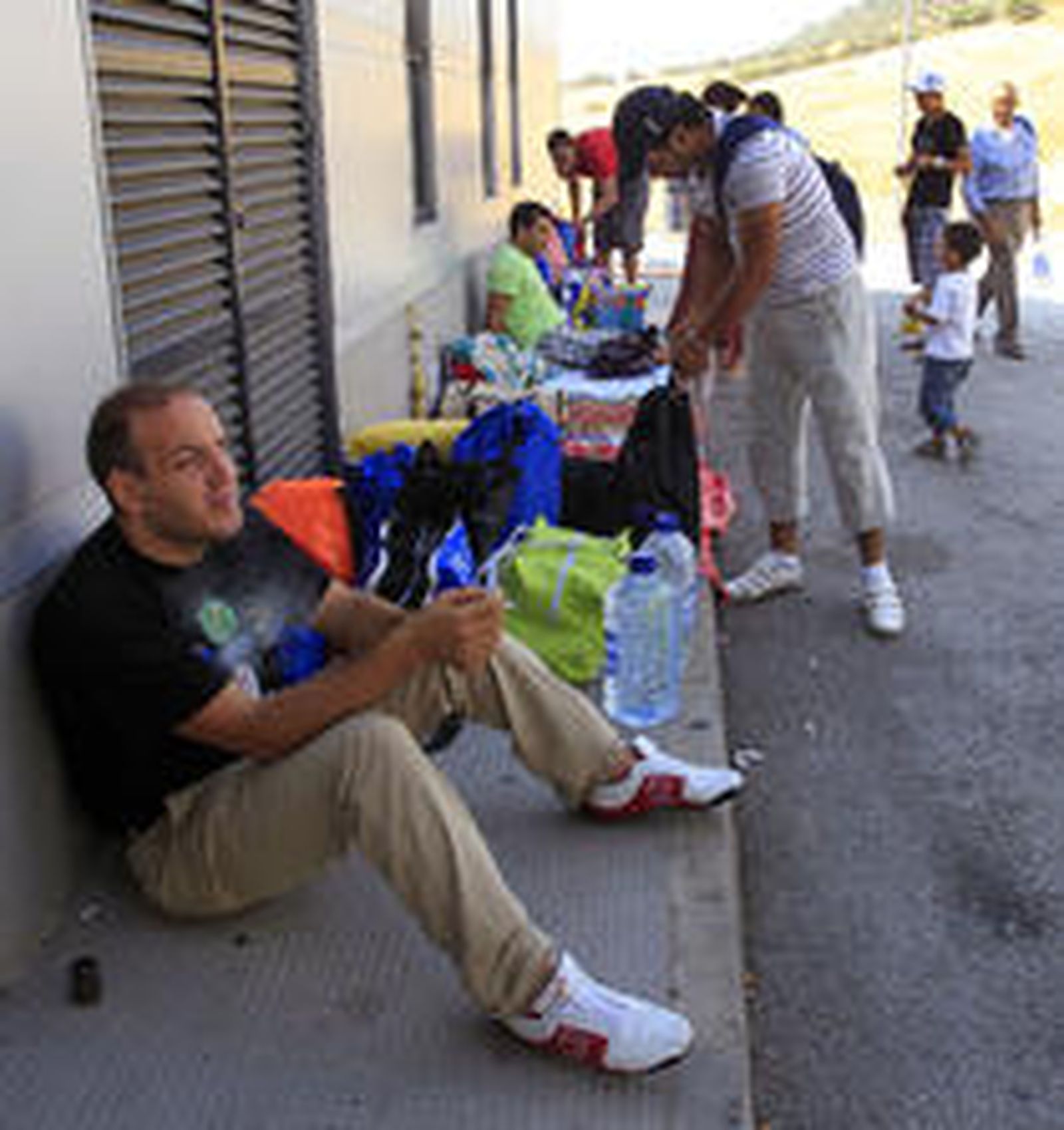 Recogen a más de 50 magrebíes en una gasolinera donde permanecían desde ayer