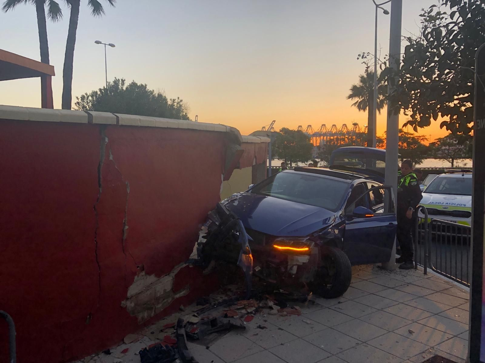 Así queda el coche accidentado en Algeciras tras chocar contra una casa del paseo marítimo