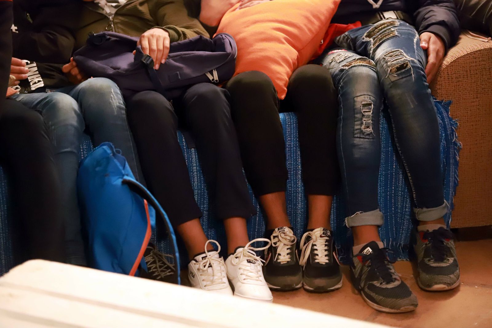 Varios menores no acompañados con sus mochilas del instituto en el centro de menores de Algeciras