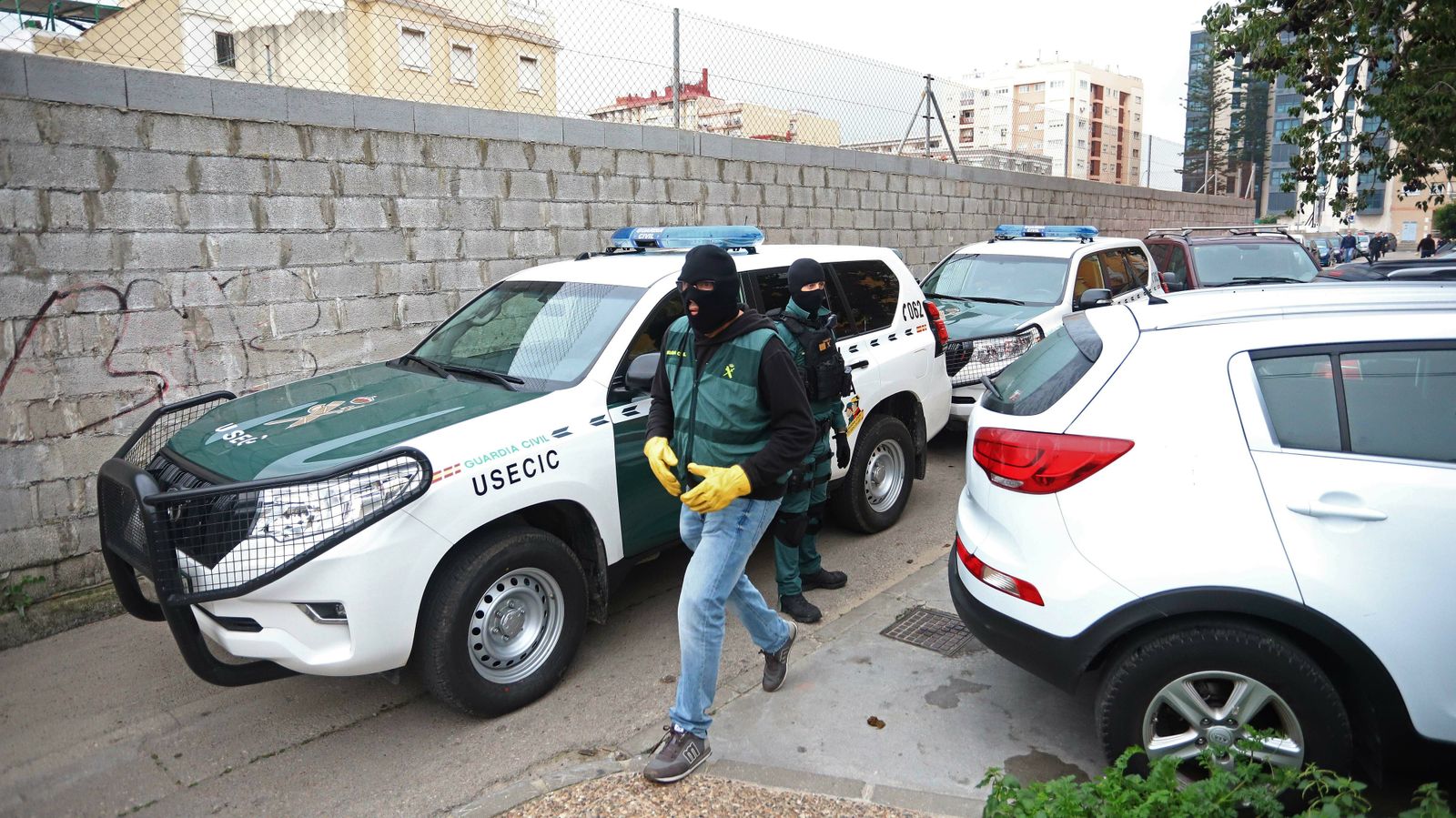 Fotos del registro de la Guardia Civil en la calle Guadalupe de La Línea
