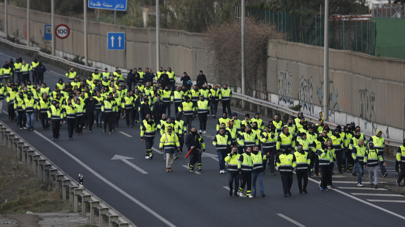 Imágenes del corte de la A-7 por los trabajadores de Acerinox en huelga, este viernes