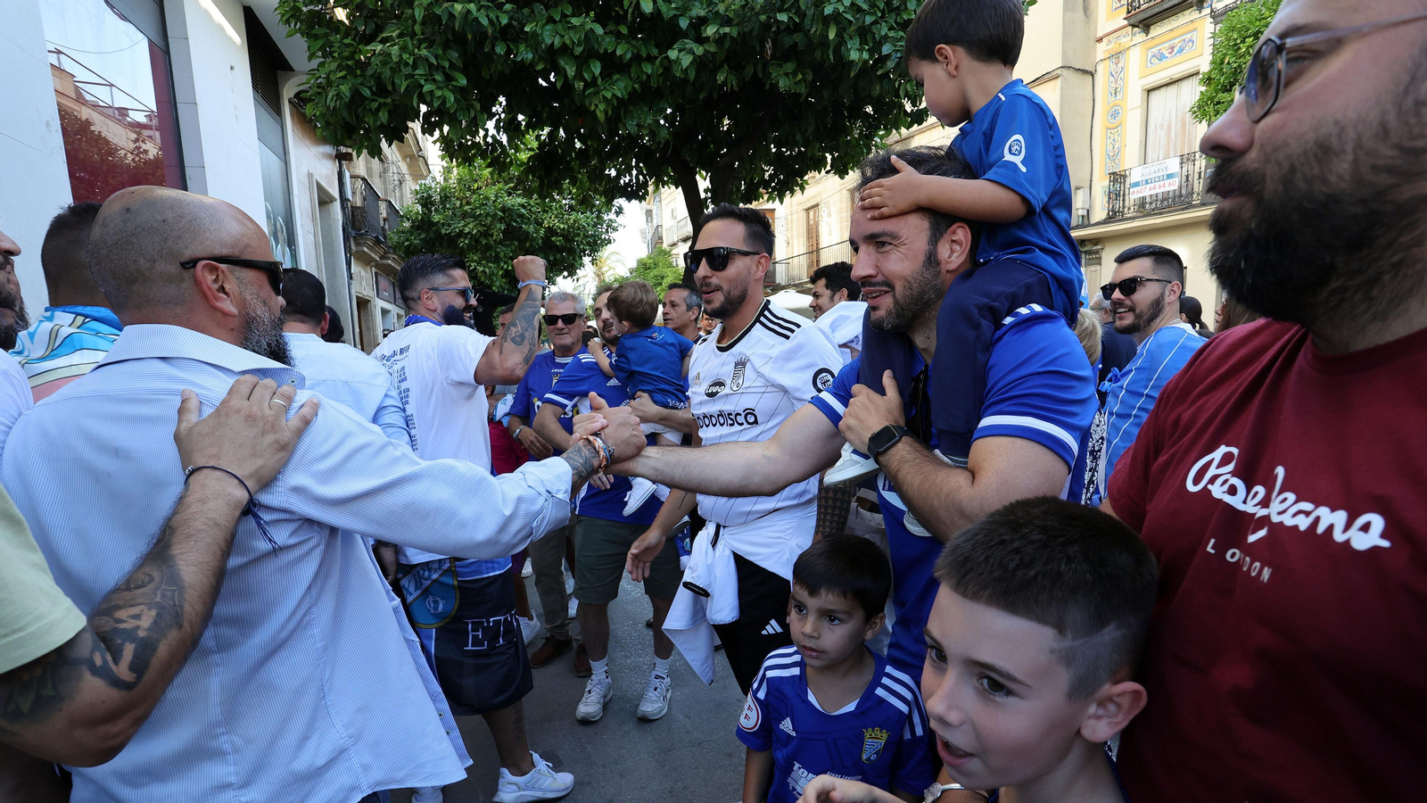Baño de masas del Xerez CD en Jerez por su ascenso