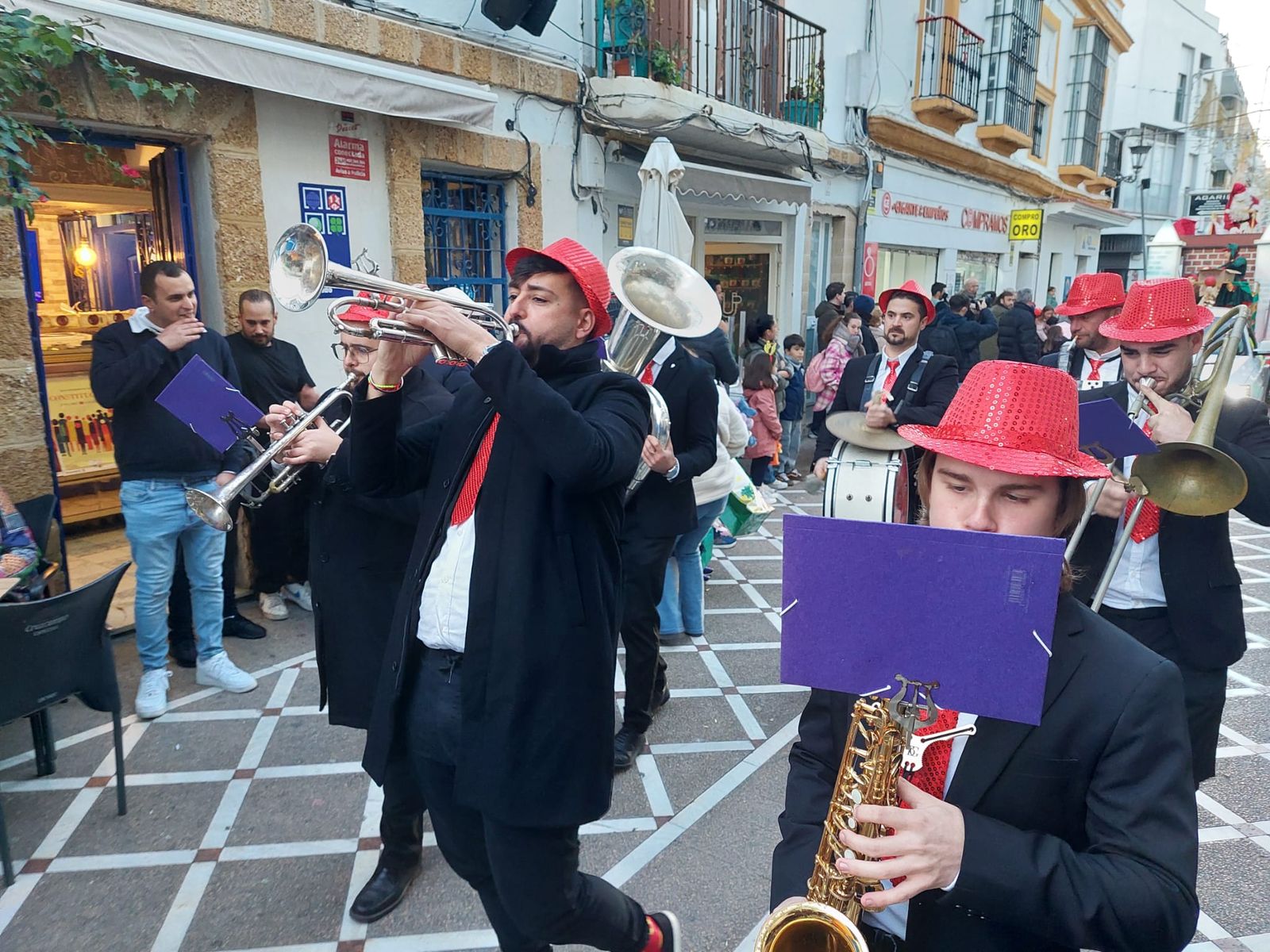 Una charanga musical ha animado la tarde como parte del cortejo.