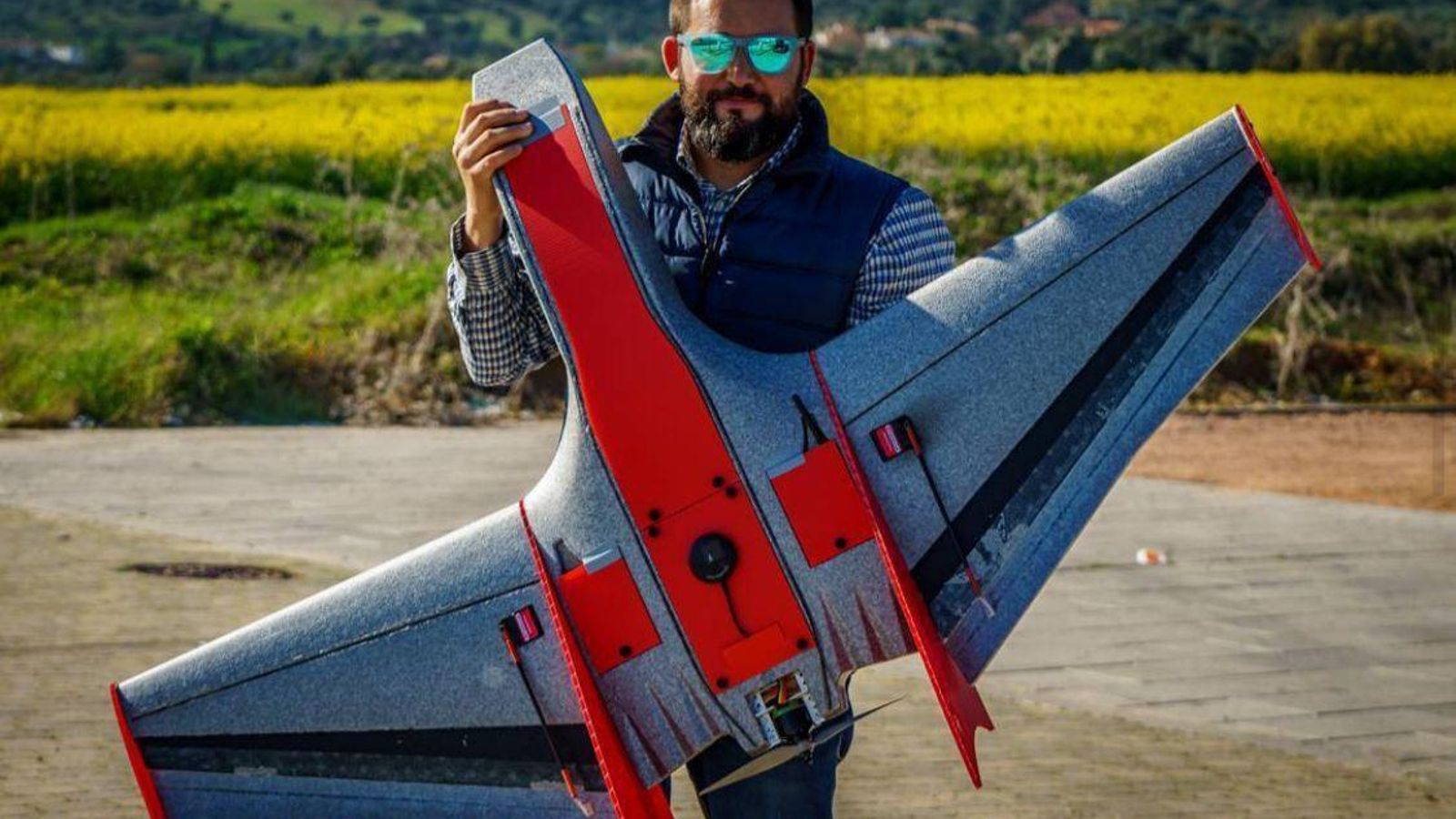 El profesional Hermes Aguilar con uno de los vehículos aéreos no tripulados.