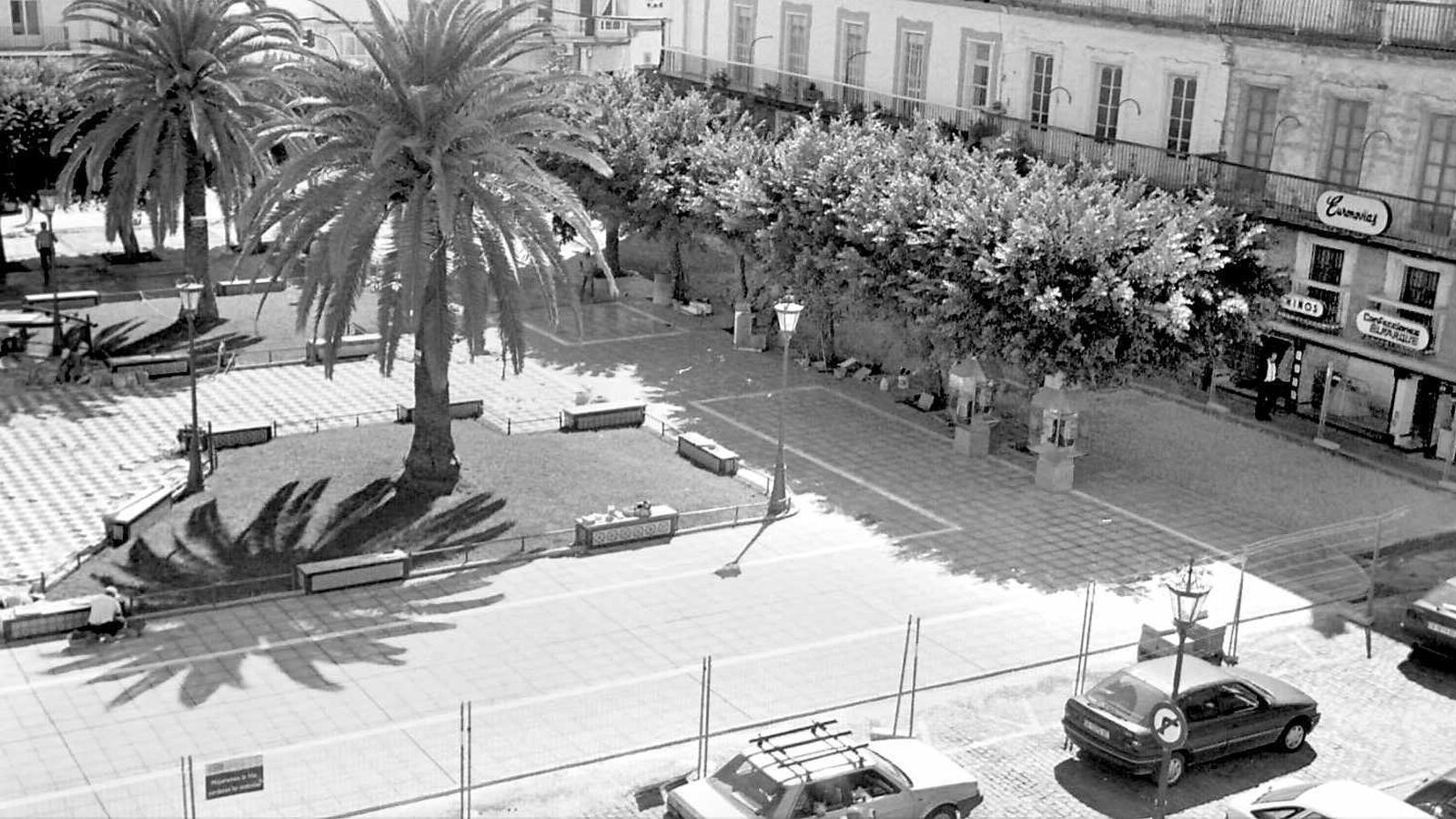 La plaza del Rey tras las obras que se hicieron en 1998, en las que se cambió la solería del perímetro externo pero se dejaron las zonas ajardinadas.