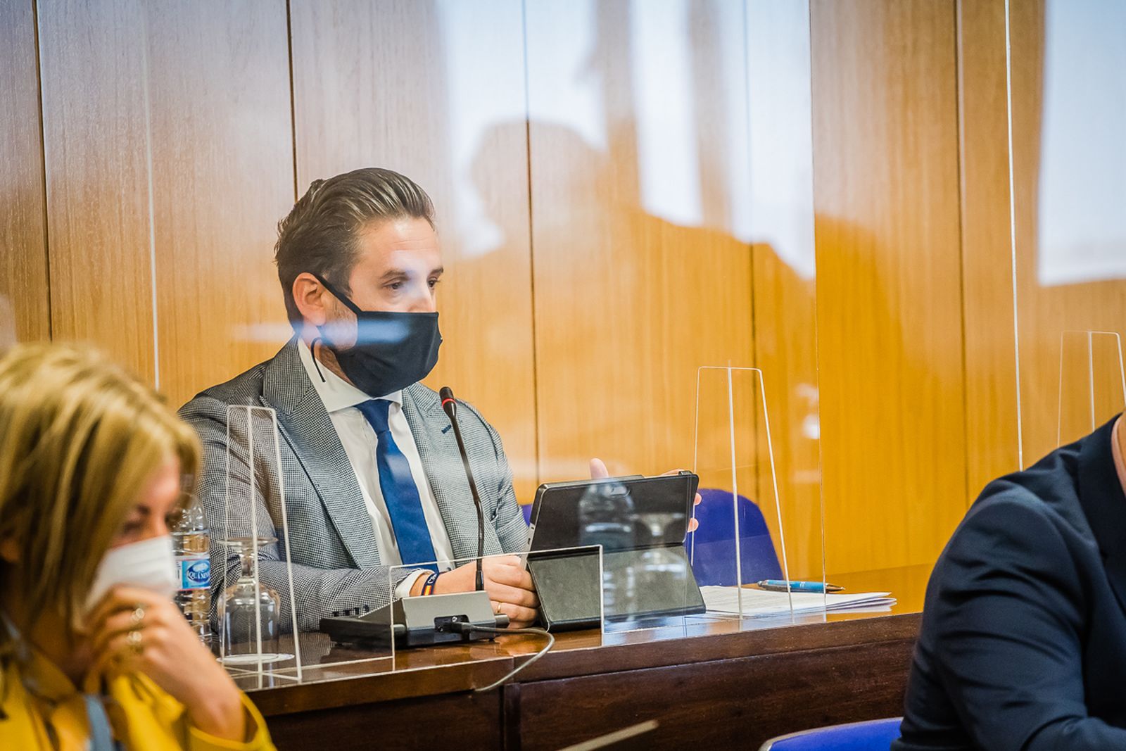 El concejal José Luis Llamas, durante su intervención en la última sesión plenaria celebrada en Roquetas de Mar.