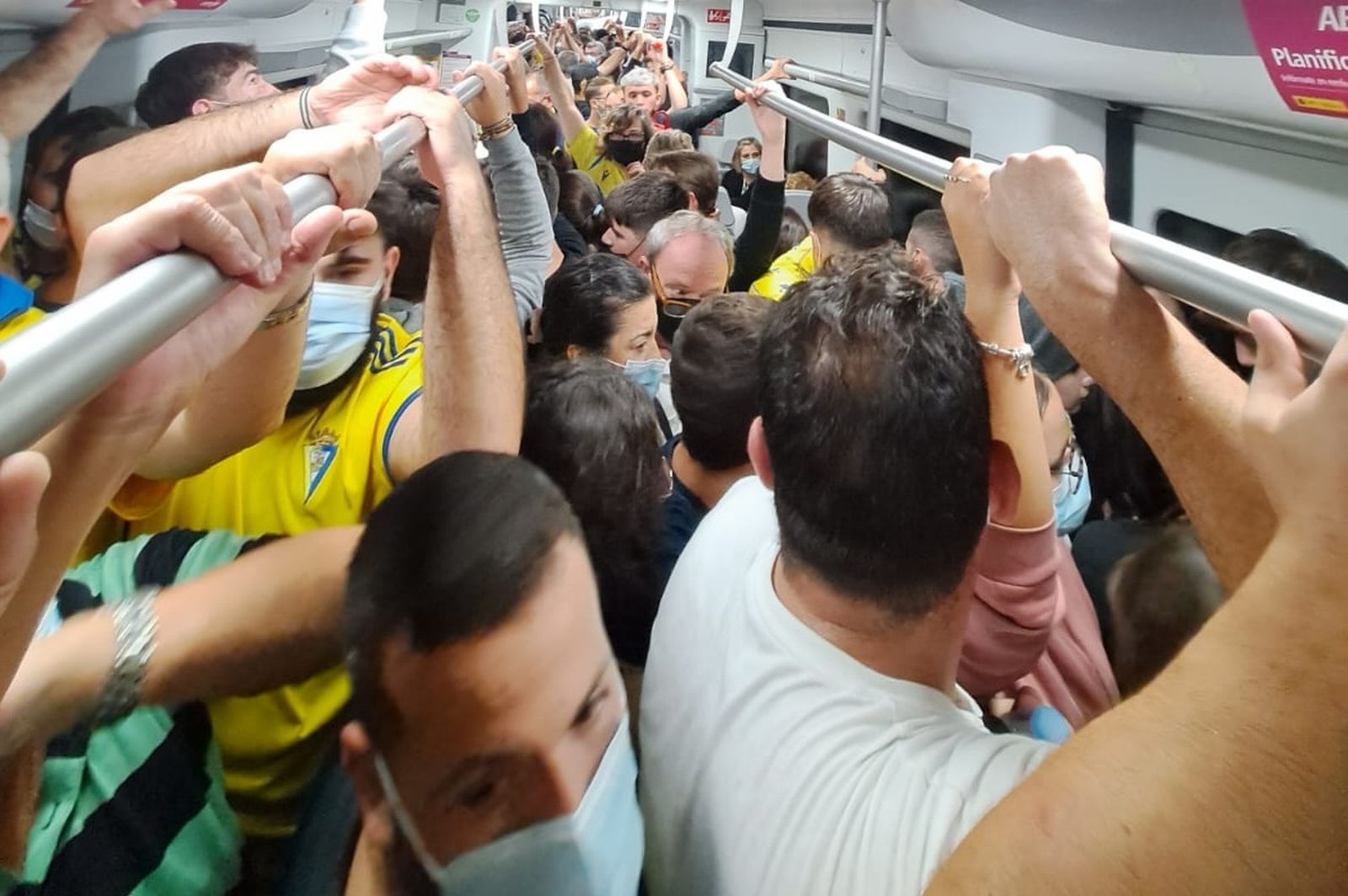 Renfe niega hacinamiento en el tren de Cercanías que viajó con cientos de personas agolpadas tras el Cádiz - Betis
