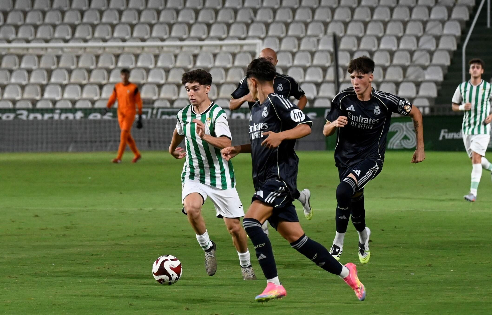 Las mejores fotos del ambiente en El Arcángel para el Córdoba CF - Real Madrid del Mundial de Clubes sub 18