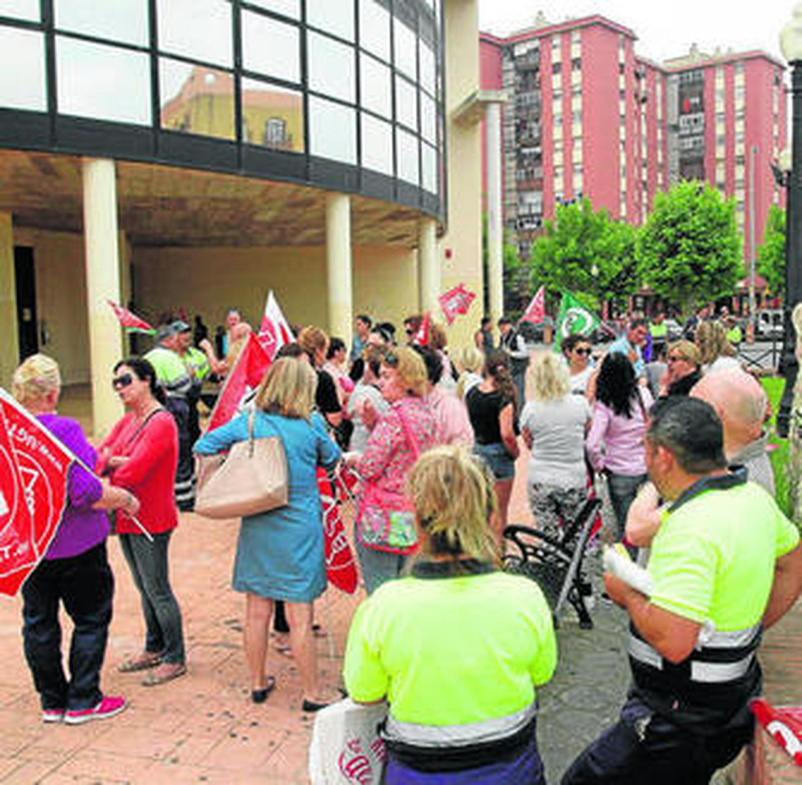 Trabajadores municipales, concentrados a las puertas del Ayuntamiento este verano.