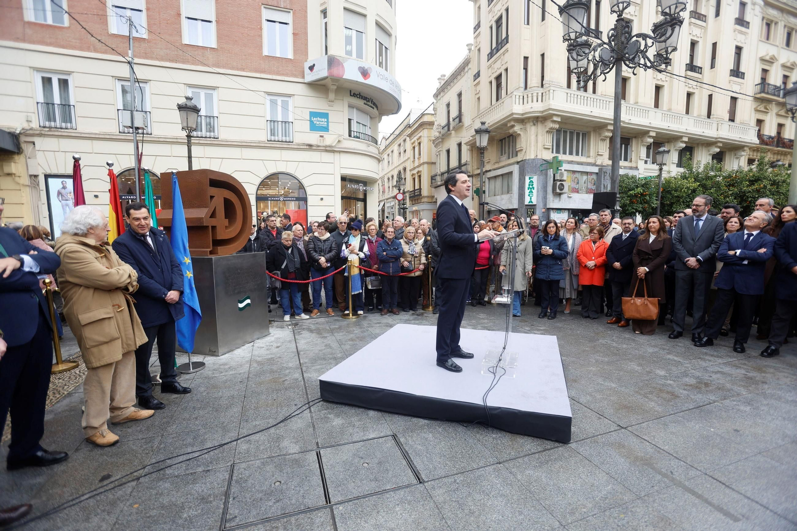 Juanma Moreno inaugura el monumento homenaje al Día de la Bandera de Andalucía en Córdoba, en imágenes