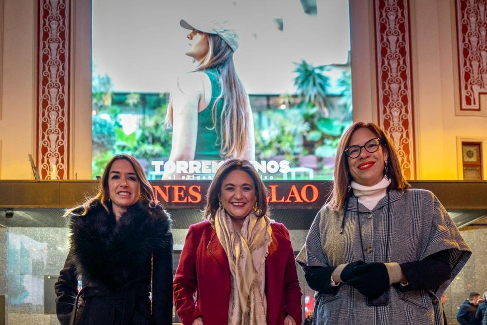 La delegación de Torremolinos en la Plaza Callao de Madrid, con la alcaldesa al frente, Margarita del Cid (C.).