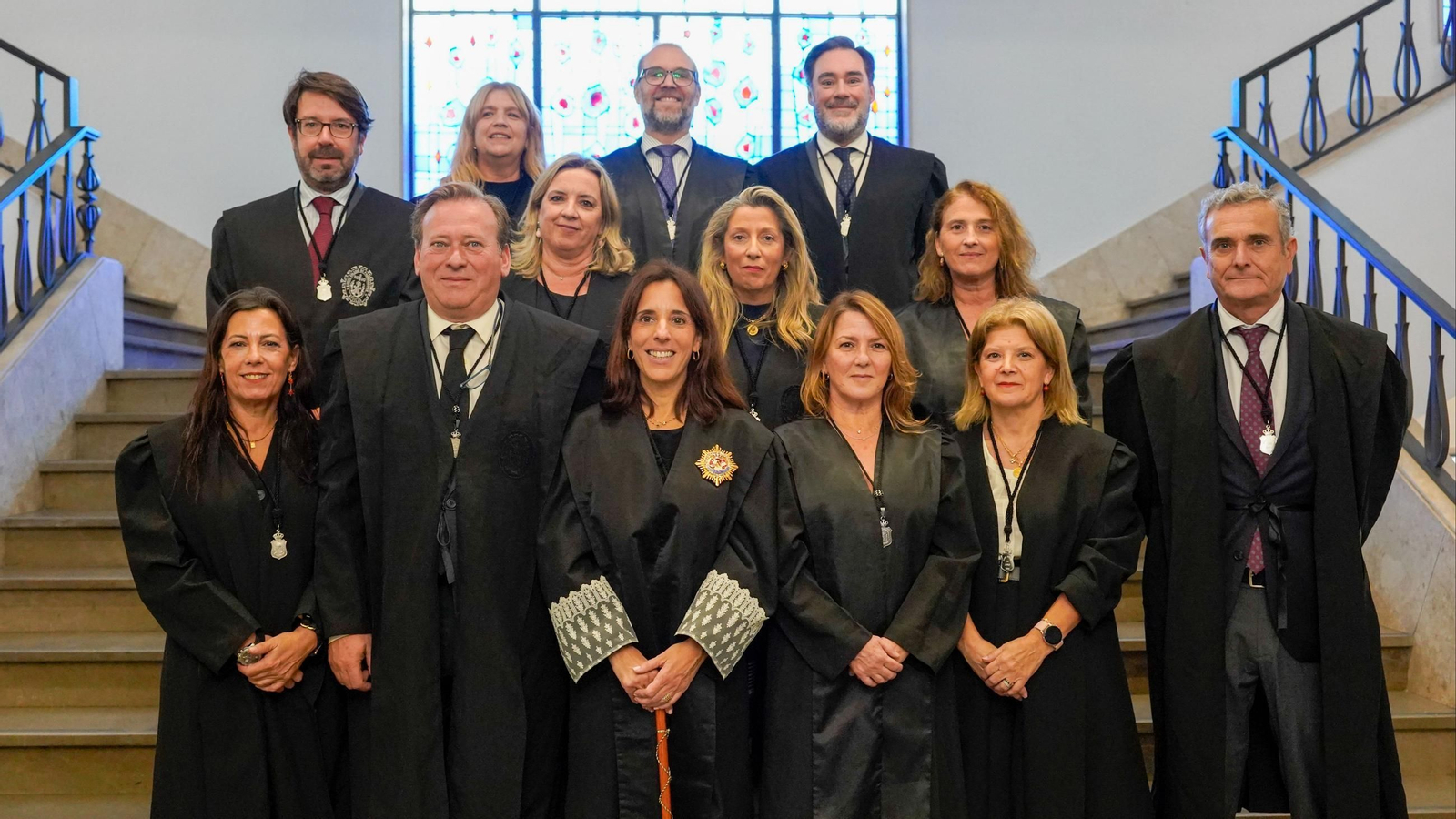 La nueva junta de gobierno del Colegio de Procuradores de Sevilla posa en la Audiencia Provincial.