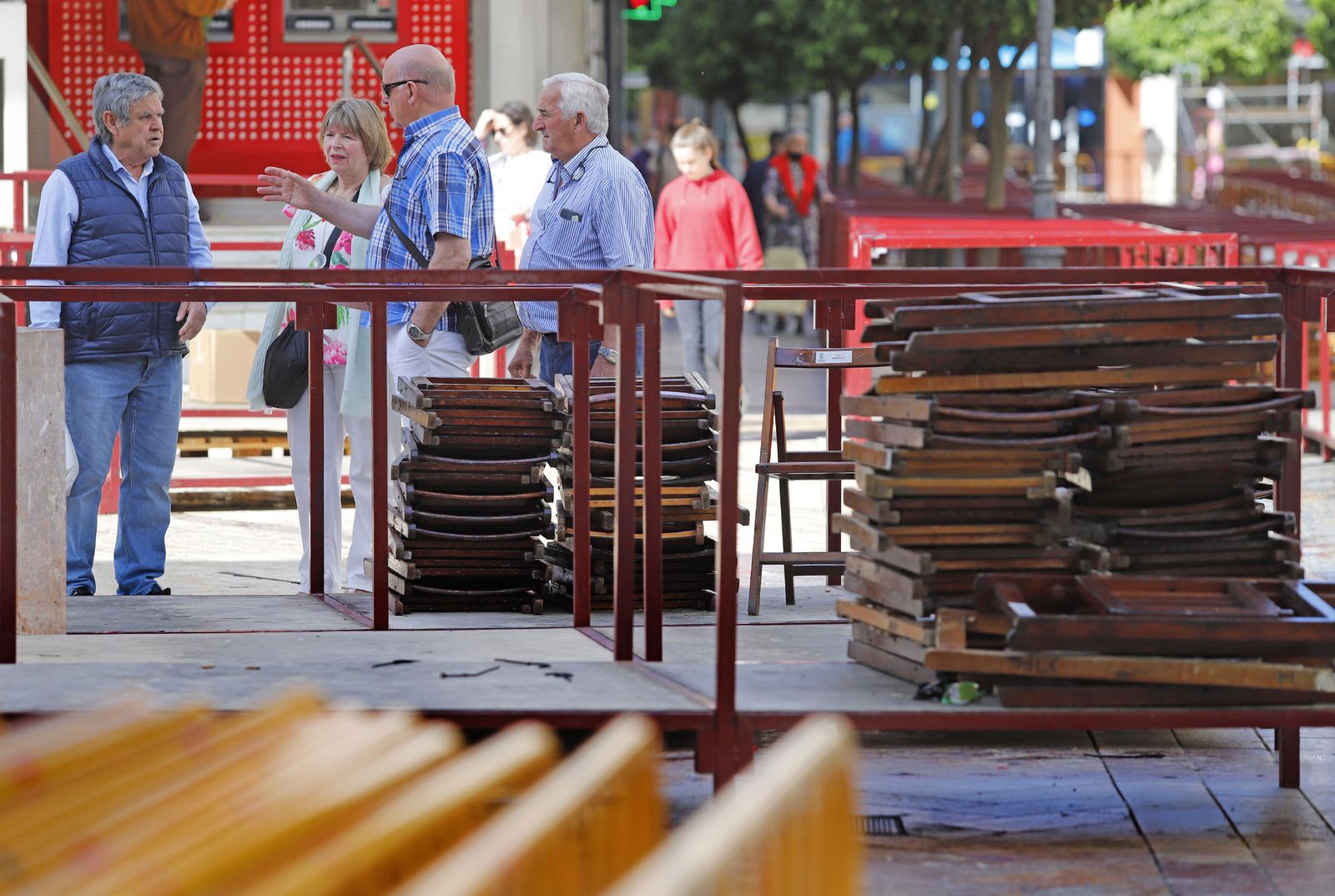 Comienzan a retirar los palcos de la carrera oficial de la Semana Santa de Huelva