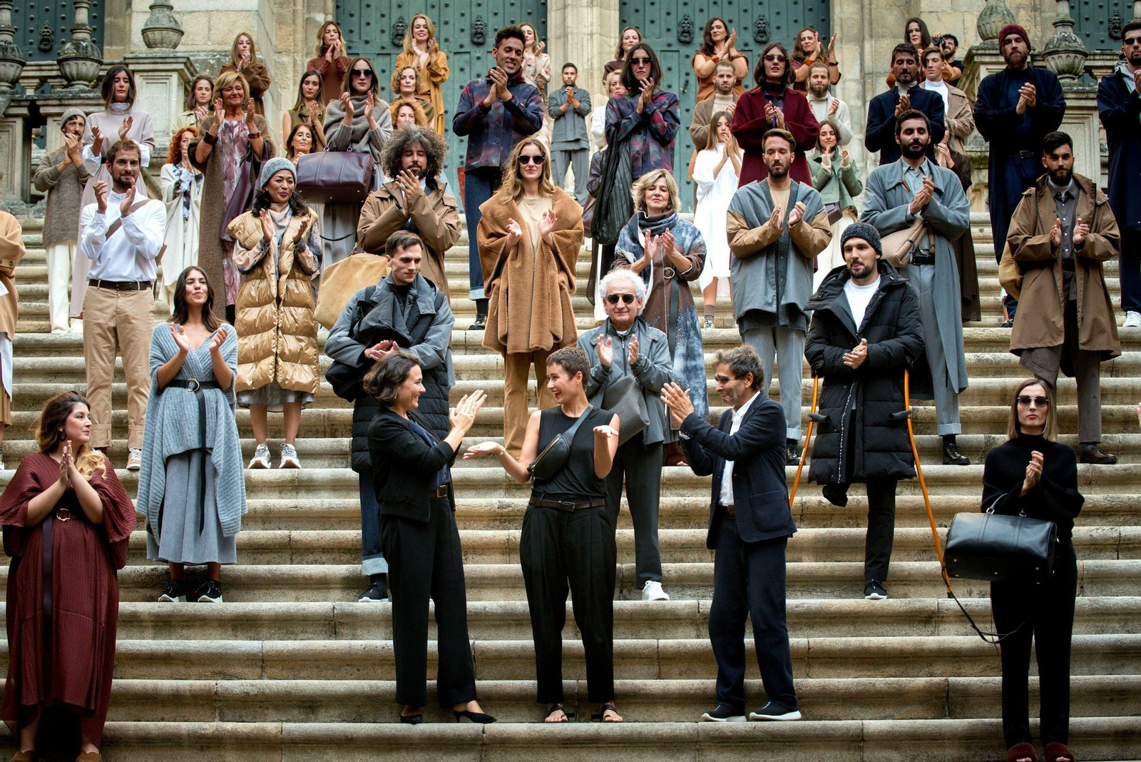 El diseñador celebró su último desfile en plena calle y con modelos no profesionales.