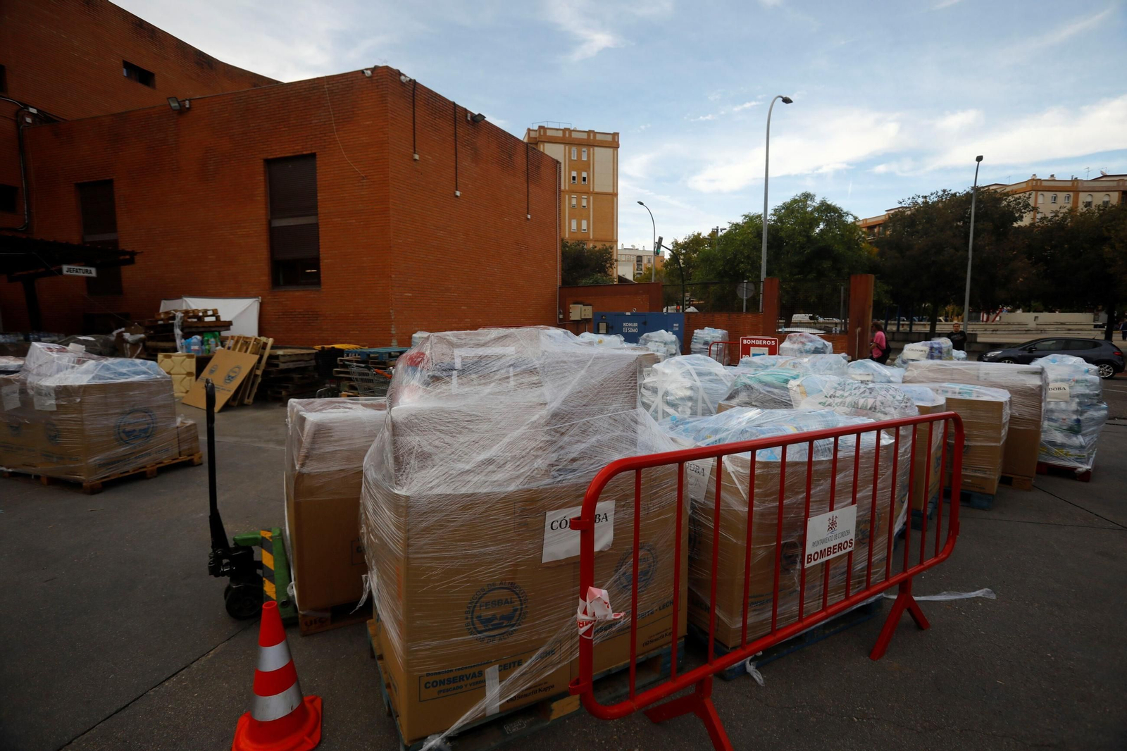 La salida de los bomberos de Córdoba hacia Valencia, en imágenes