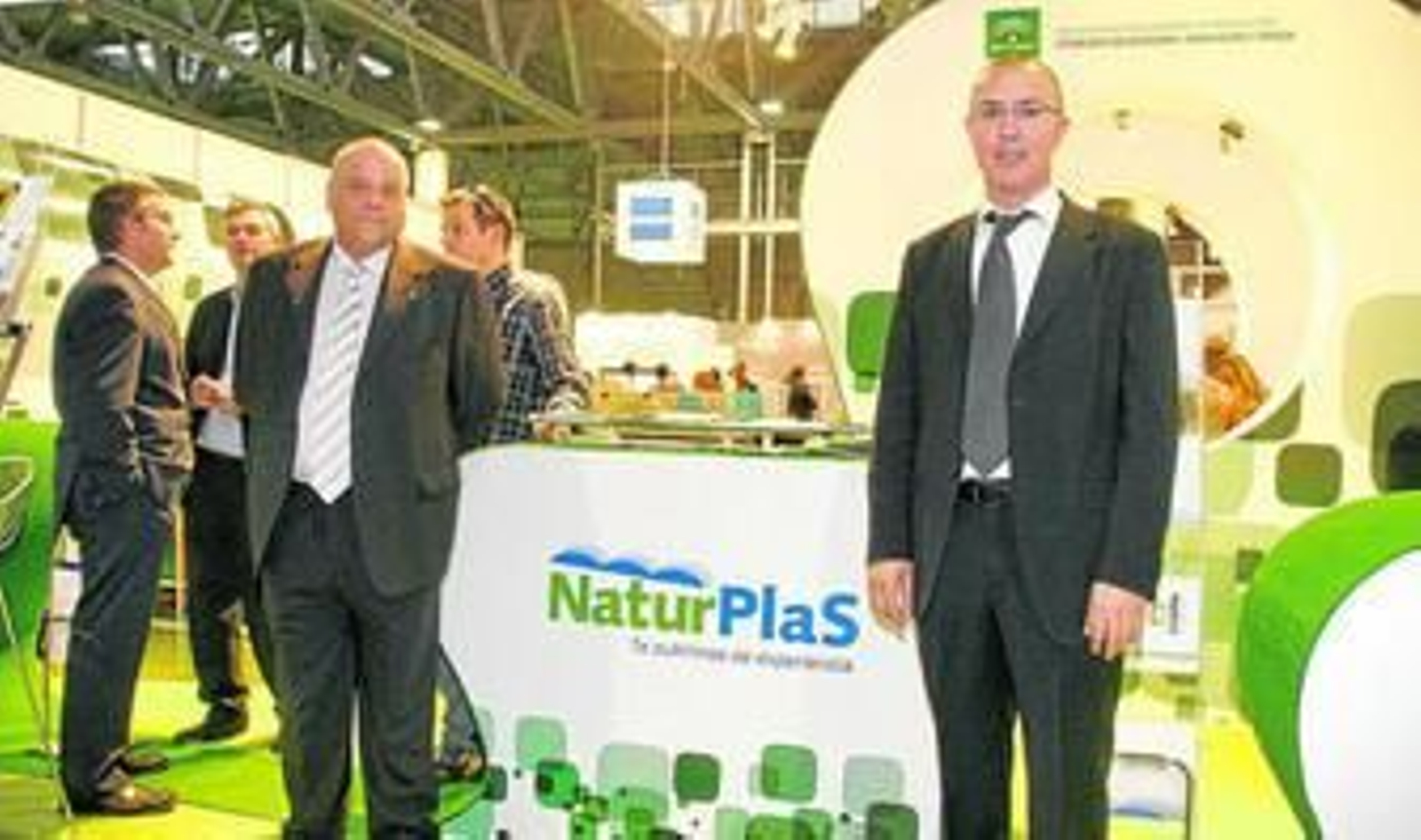 Francisco Cirera, director comercial de Naturplas, (derecha), junto a su compañero del departamento comercial Enrique Tara, en la pasada Expo Agro.