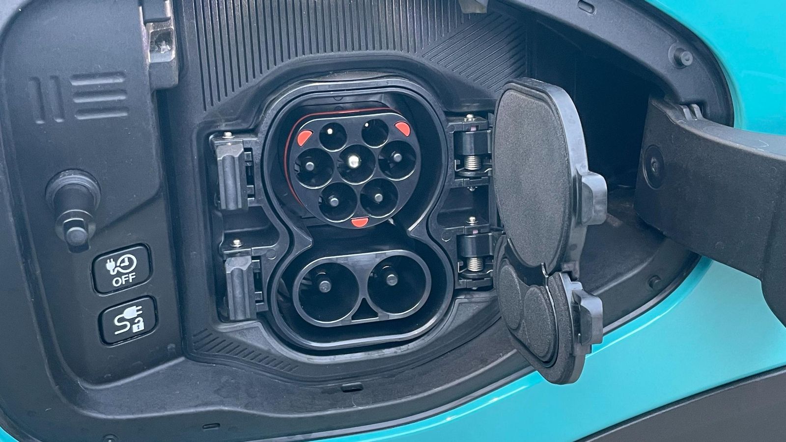 Adiós CHAdeMO, hola CCS. Aunque el primer conector queda para países como EE.UU. y tiene la ventaja de ser más polivalente para V2X, en Europa los cargadores con él abundan menos.