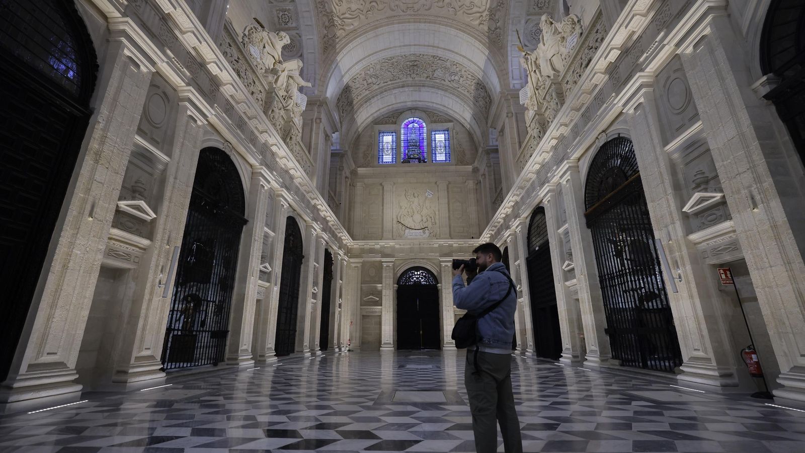 Otra perspectiva de la iglesia con la puerta que conecta con la Catedral al fondo.
