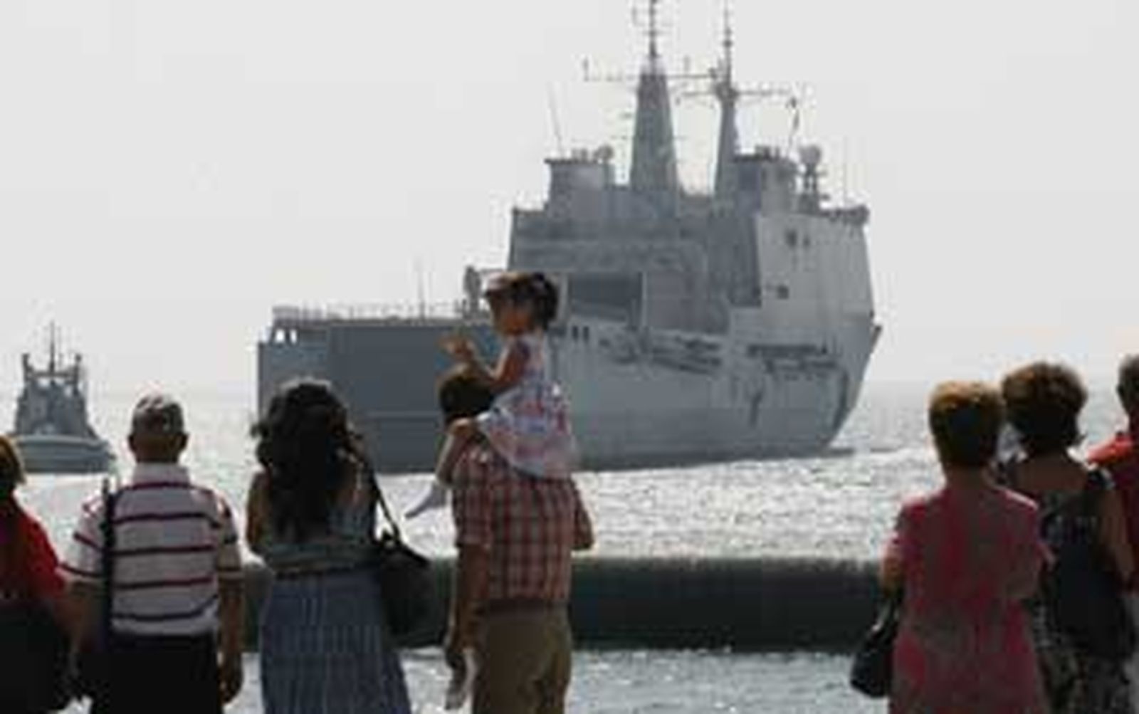 El Buque de Asalto Anfibio 'Galicia' zarpa de Rota para su incorporación a la operación 'Atalanta'