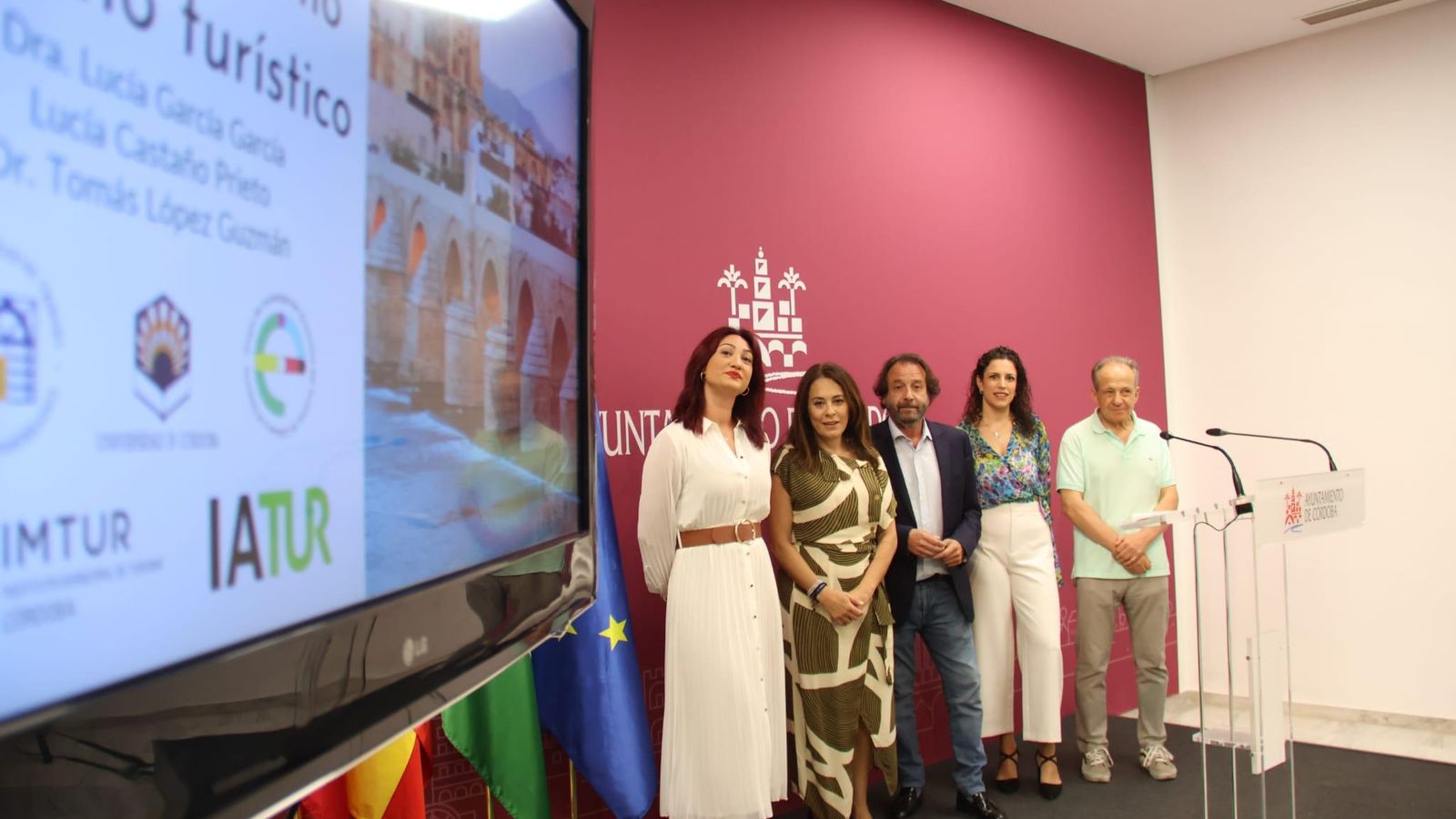 Dirigentes institucionales en la presentación del estudio