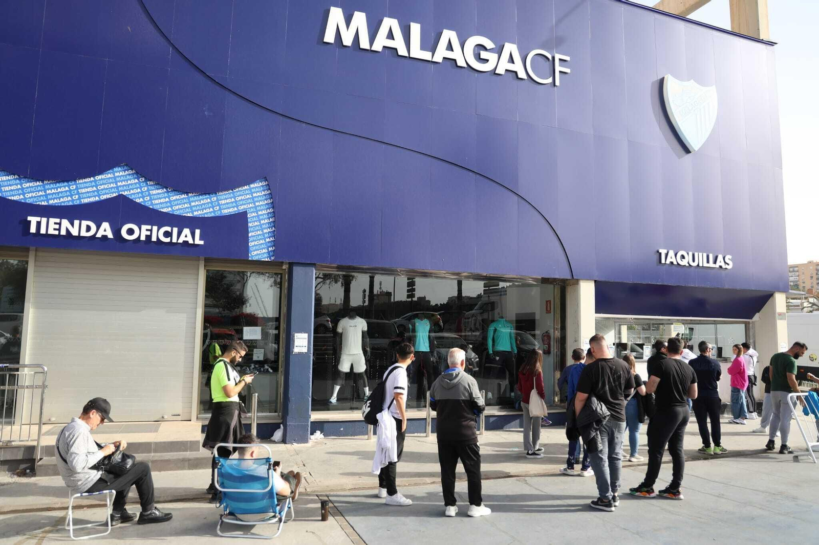 Colas en La Rosaleda para las entradas del Algeciras - Málaga CF