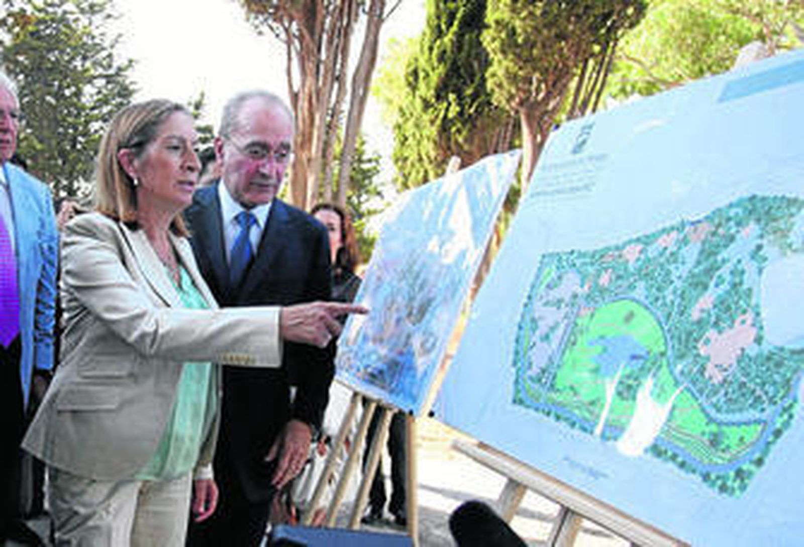 La ministra de Fomento y el alcalde de Málaga, en septiembre de 2013, cuando se presentó el acuerdo de cesión de los terrenos.