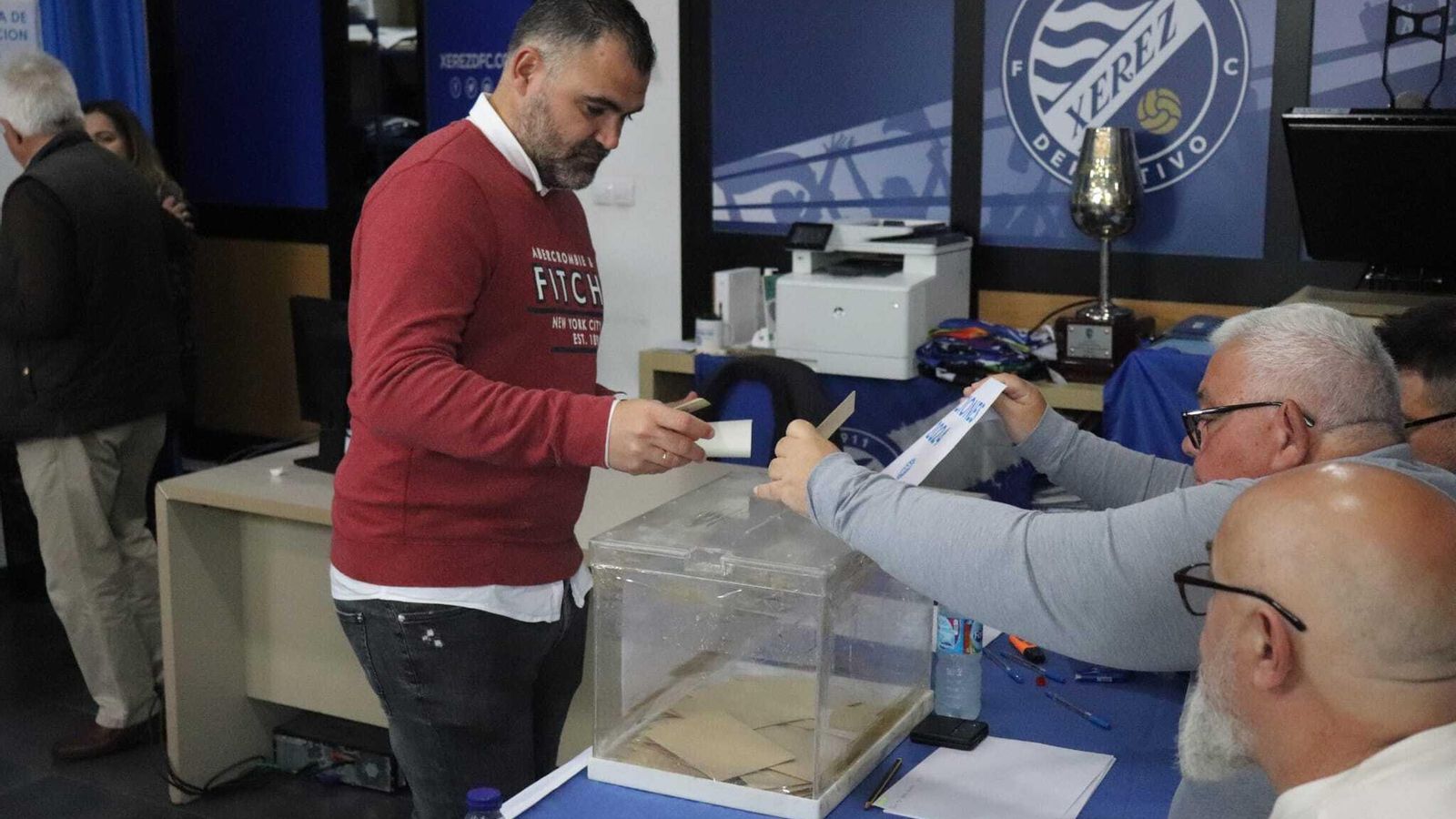 Guille Escribano, en el momento de depositar su voto.