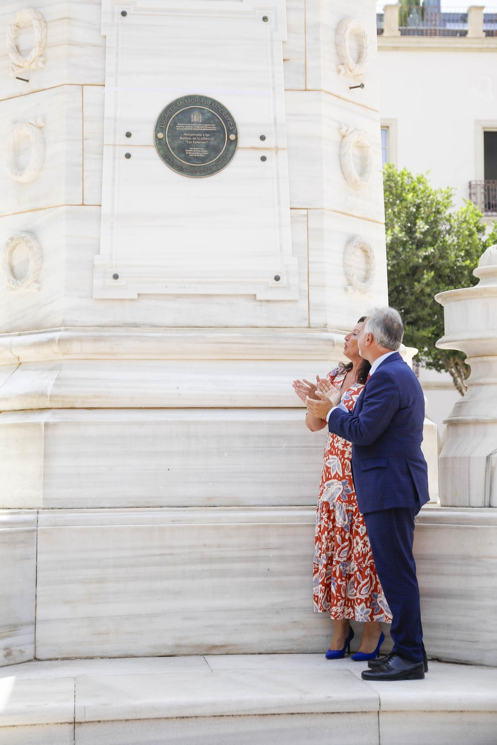 Placa de memoria histórica en el monumento de los coloraos, en imágenes