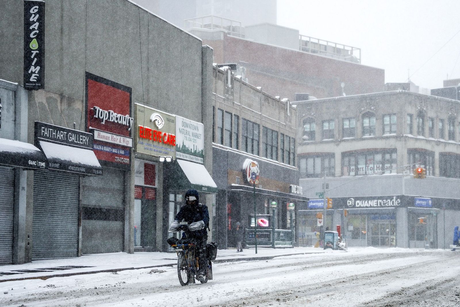 Las gélidas y blancas imágenes que deja la tormenta monstruosa en los EEUU