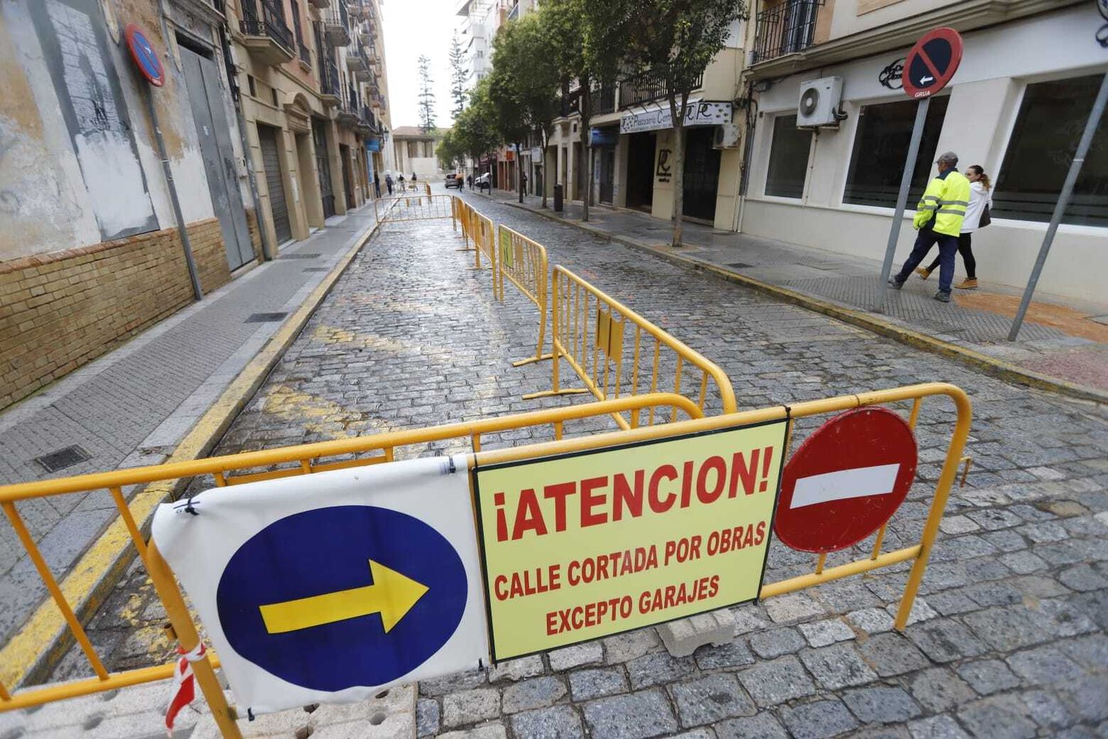 Las vallas marcan el límite de la circulación en la calle Palos.