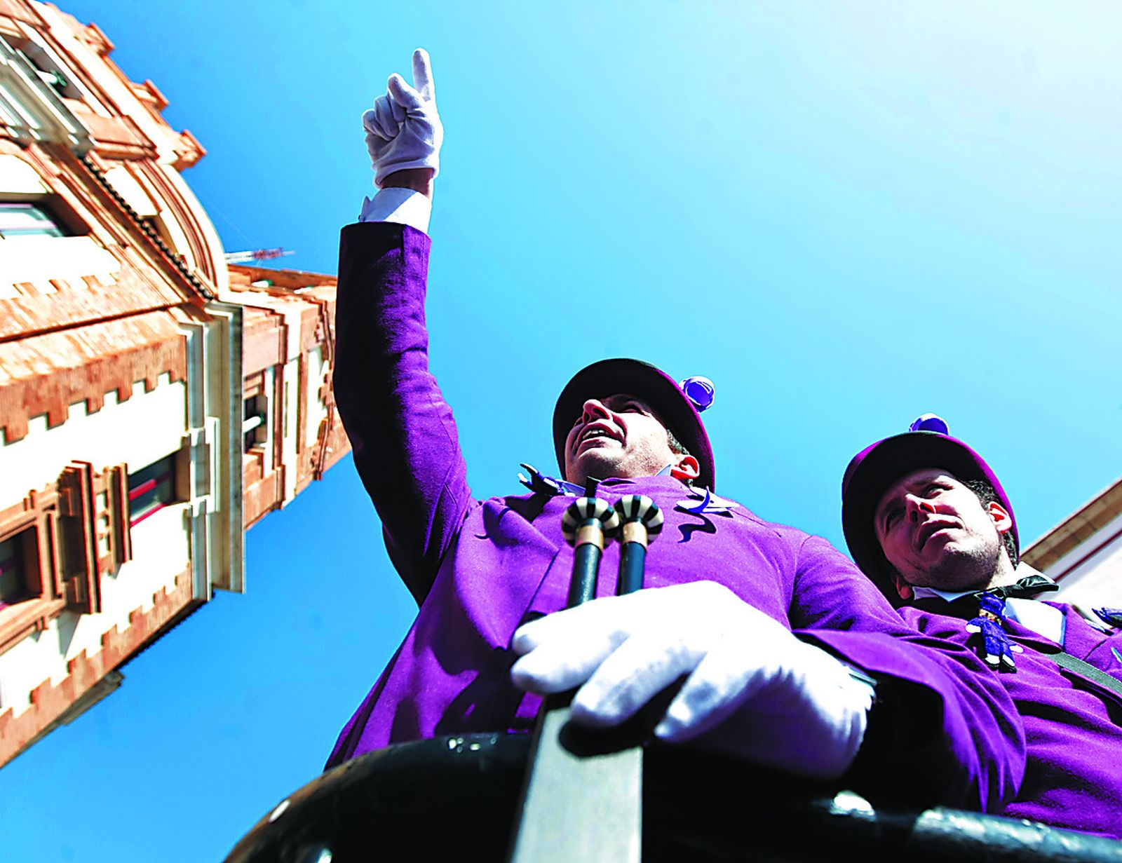 Un coro cantando en la calle la semana de Carnaval.