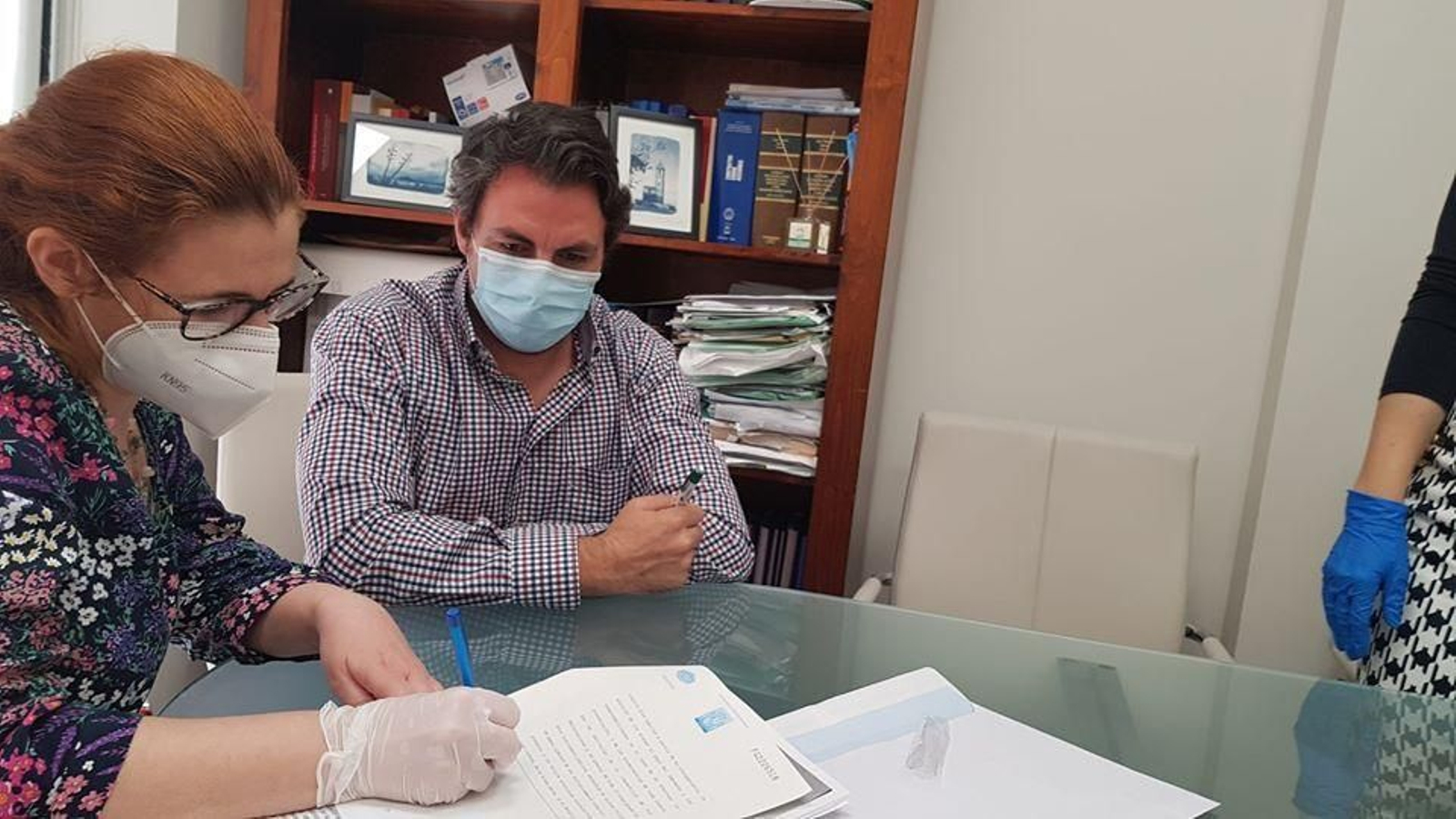 Instante de la firma del contrato para la adquisición de este inmueble.