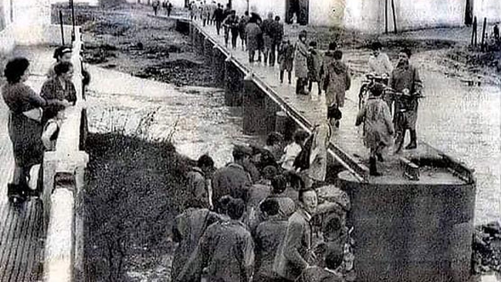 Puente de Las Vegas o Puente Rancho. Es evidente su peligrosidad pese a la muchedumbre que se veía obligada a su uso diario.  Obsérvese que su tablero está construido en apariencia en base a railes ferroviarios.