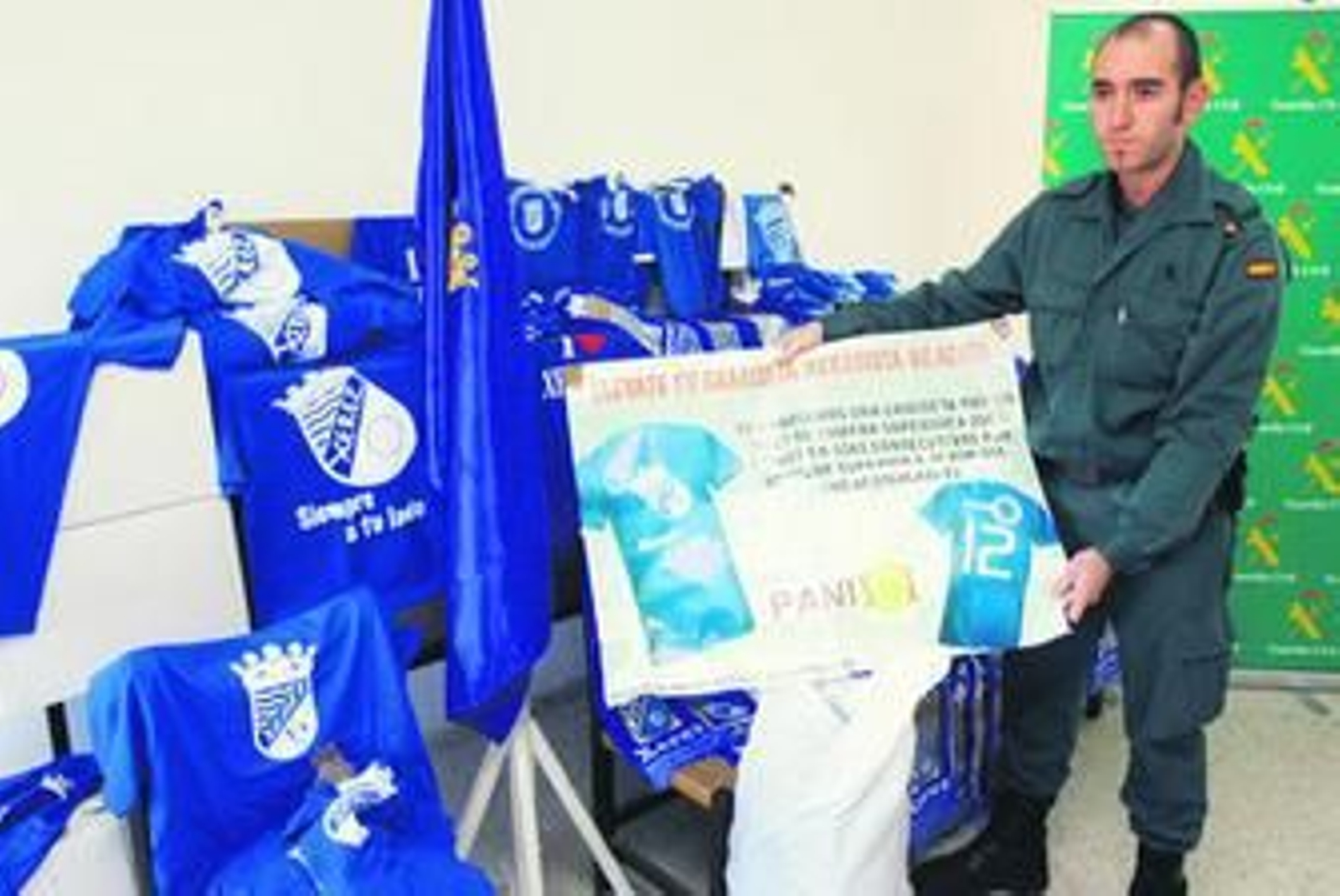 Un guardia civil muestra ayer parte de los efectos intervenidos.