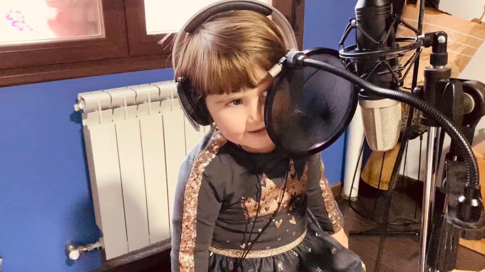 La pequeña Candela también aportó su granito de arena