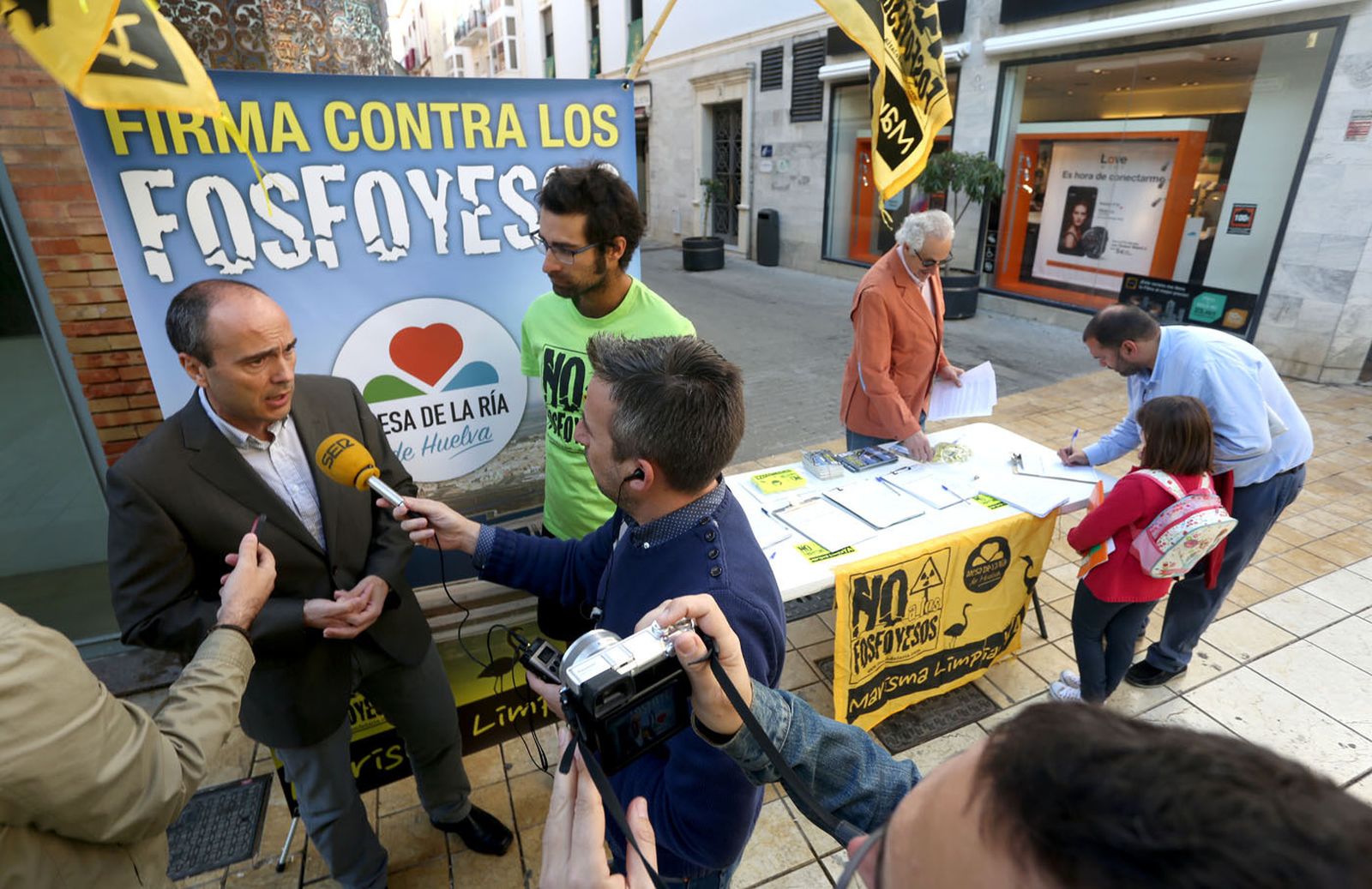 El portavoz municipal Rafael Gavilán en una recogida de firmas contra los fosfoyesos en 2017.