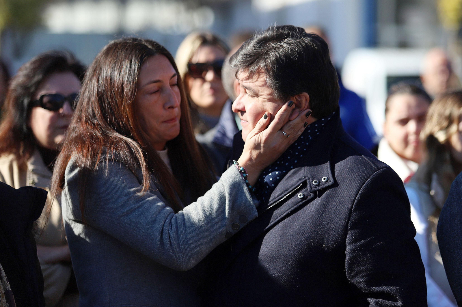 Imágenes del minuto de silencio guardado en la Universidad de Huelva en memoria de los estudiantes fallecidos en el incendio