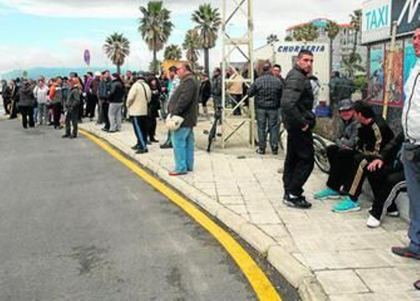 Imagen de la concentración que tuvo lugar ayer en la Aduana.