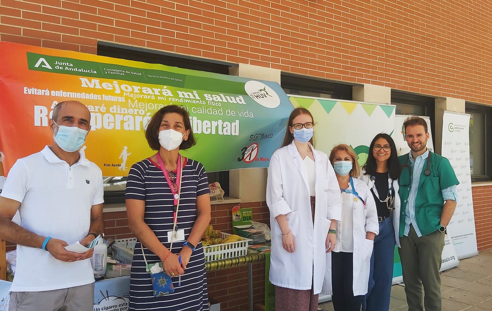 Una de las dos mesas colocadas en el hospital, en el exterior del edificio académico.
