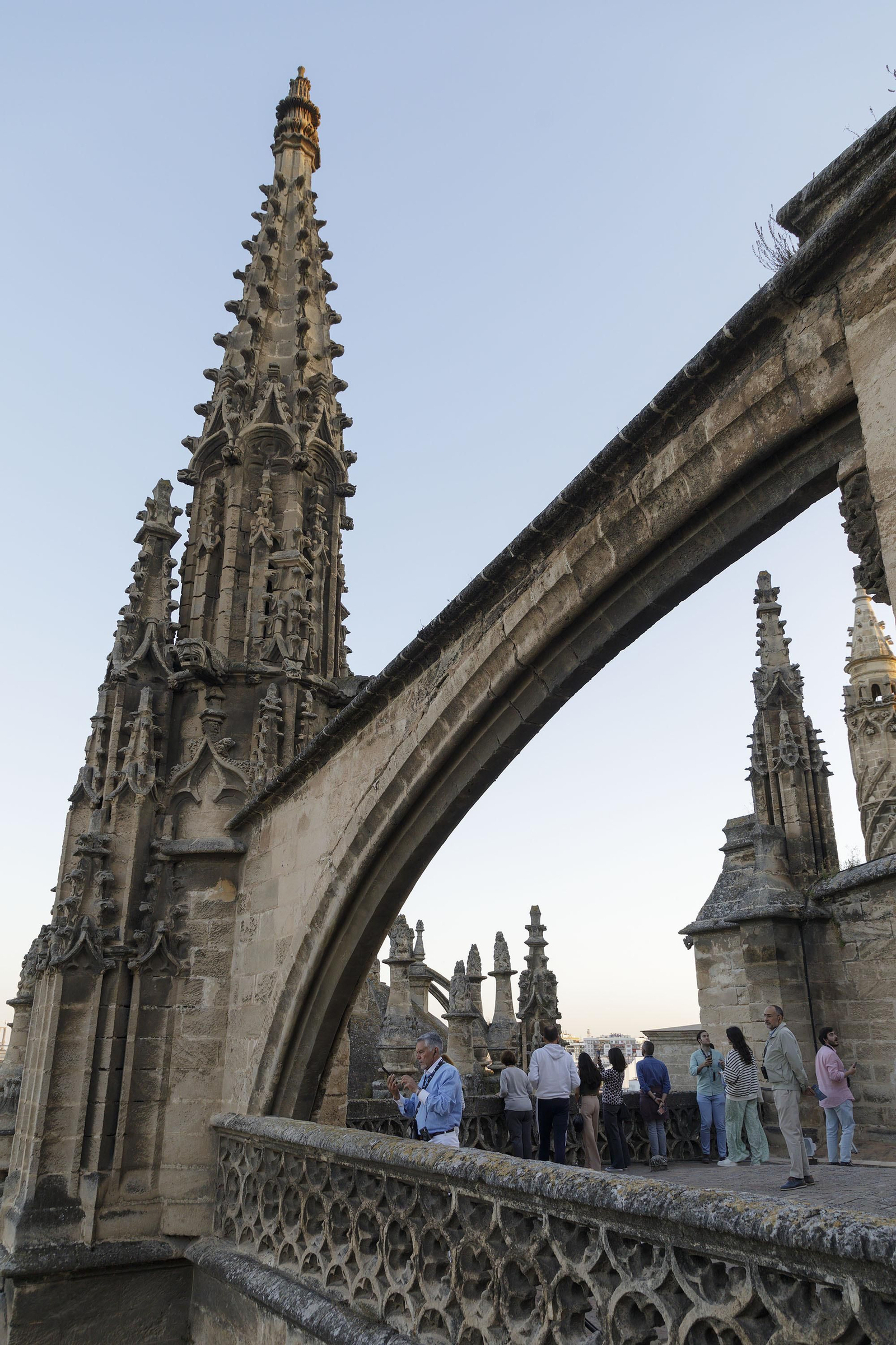 Recorrido de la visita por las cubiertas de la Catedral de Sevilla, al atardecer