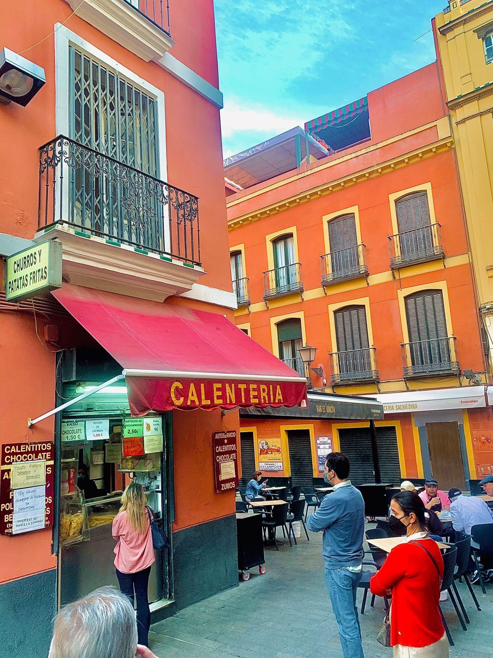 Clientes hacen cola para comprar los calentitos en el número 4 de la Alfalfa.