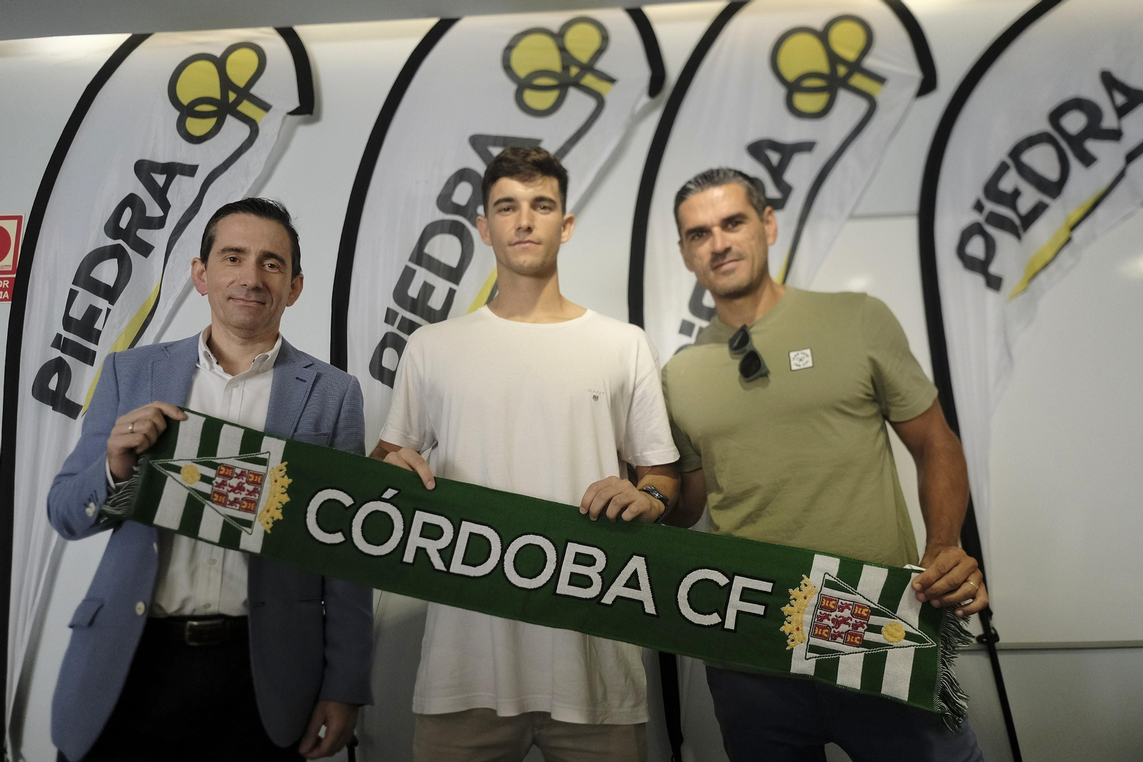 Pablo Picón junto a Juanito y a Enrique Garcés, adjunto a la dirección de supermercados Piedra.