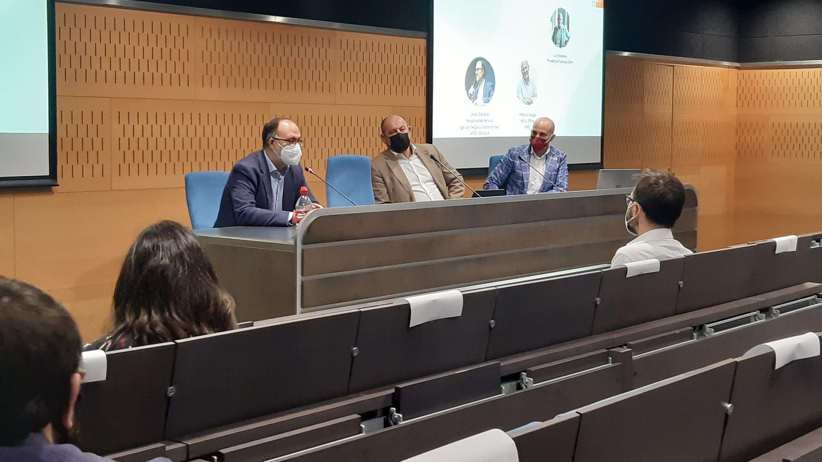 César Gallardo (Ayuntamiento de Sevilla) y  Alfonso Vargas (Endesa y proyecto #eCity Sevilla) junto a Luis Morales..