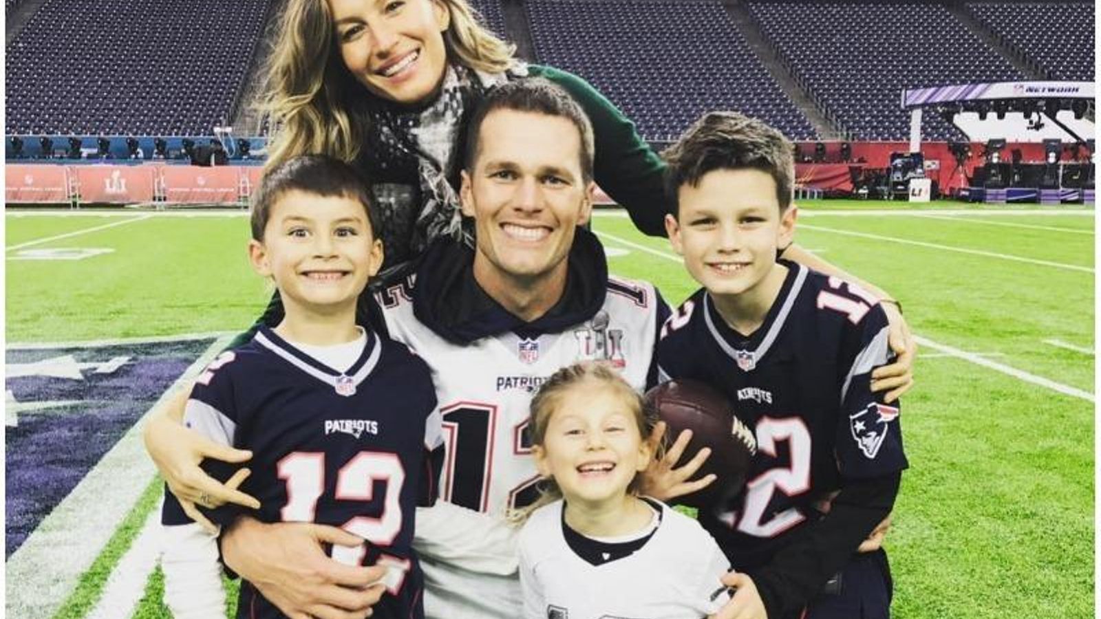 Con su familia: su marido, Tom Brady, sus dos hijos y el hijo mayor de él.