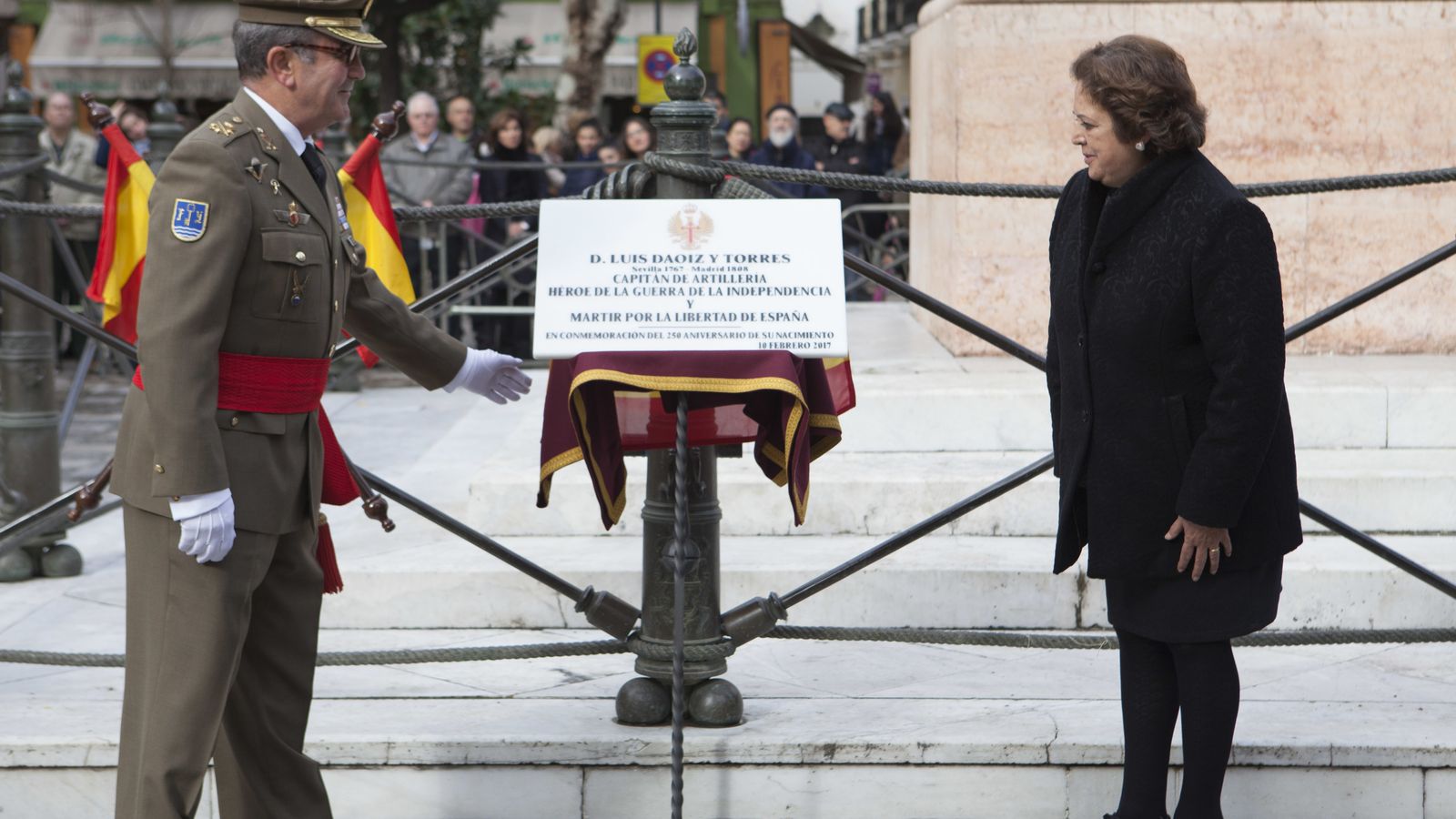 La placa descubierta como homenaje.
