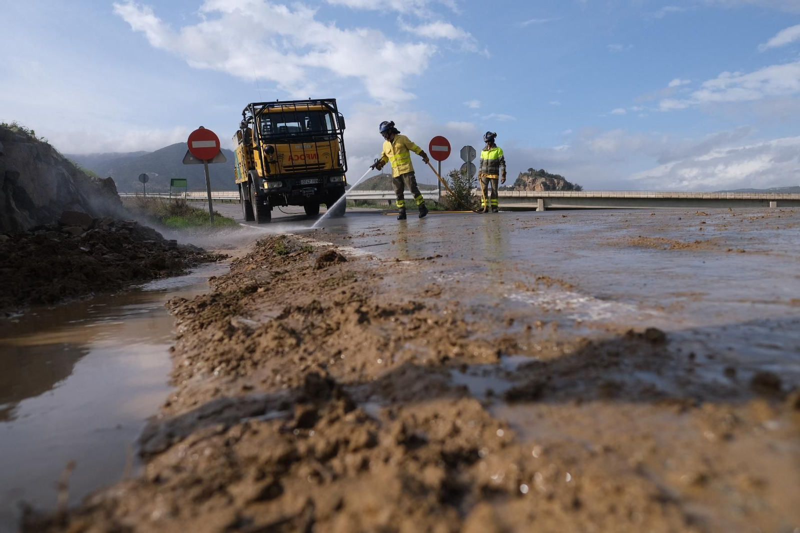 Efectivos trabajando en la retirada de barro en Ardales