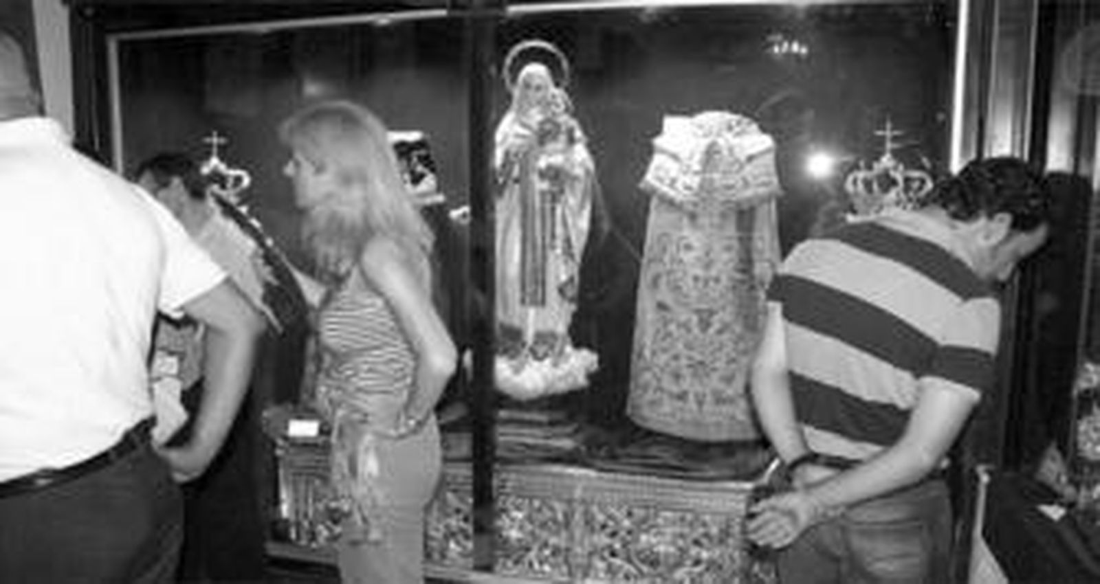 Algunos de los objetos cofrades que se pueden contemplar estos días en Expoarco, en la calle Palacios.