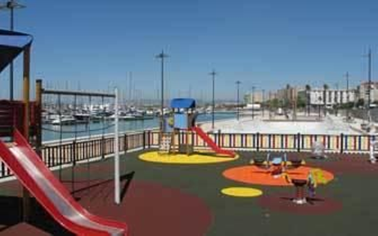 Vista del nuevo paseo de Poniente, con la zona en la que se produjo la agresión, al fondo.