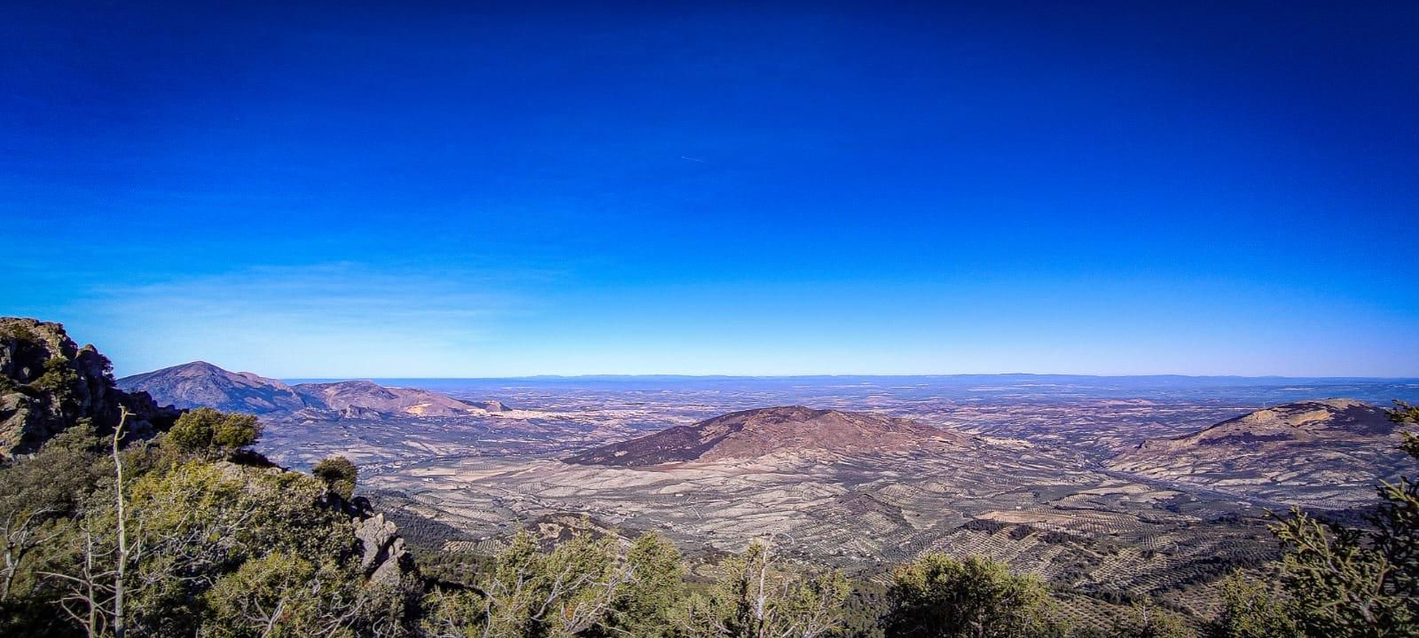 Ruta de senderismo con vistas a Sierra Nevada y la Sierra Sur: subida a la cumbre de Puerto Alto desde la Cañada de las Hazadillas